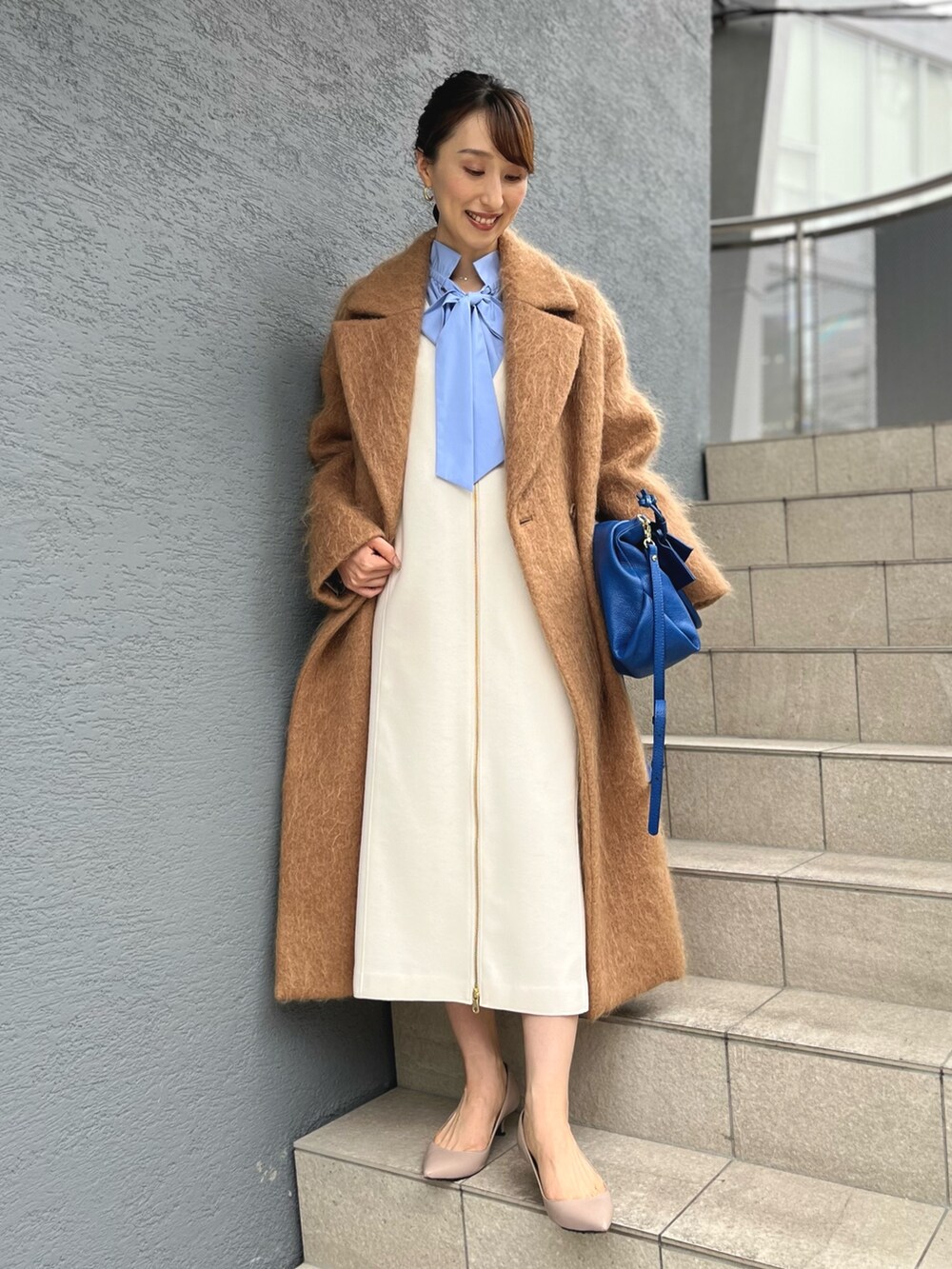 「ファッションを楽しもう、ワンピース、お出かけコーデ、きれいめカジュアル、ジャンパースカート、シャギー、モヘア、チェスターコート、ボウタイブラウス、サックスブルー、ジャンスカ、キャメル、ロングコート、コート、ノーリーズ」|「AULENTTIの【AULENTTI/ オーレンティ】◇【WEB限定】巾着ビッグバッグ(ショルダーバッグ、ブルー系)」を使った、nol ikeoさん(レディース・160cm)の秋コーディネートの5枚目の写真