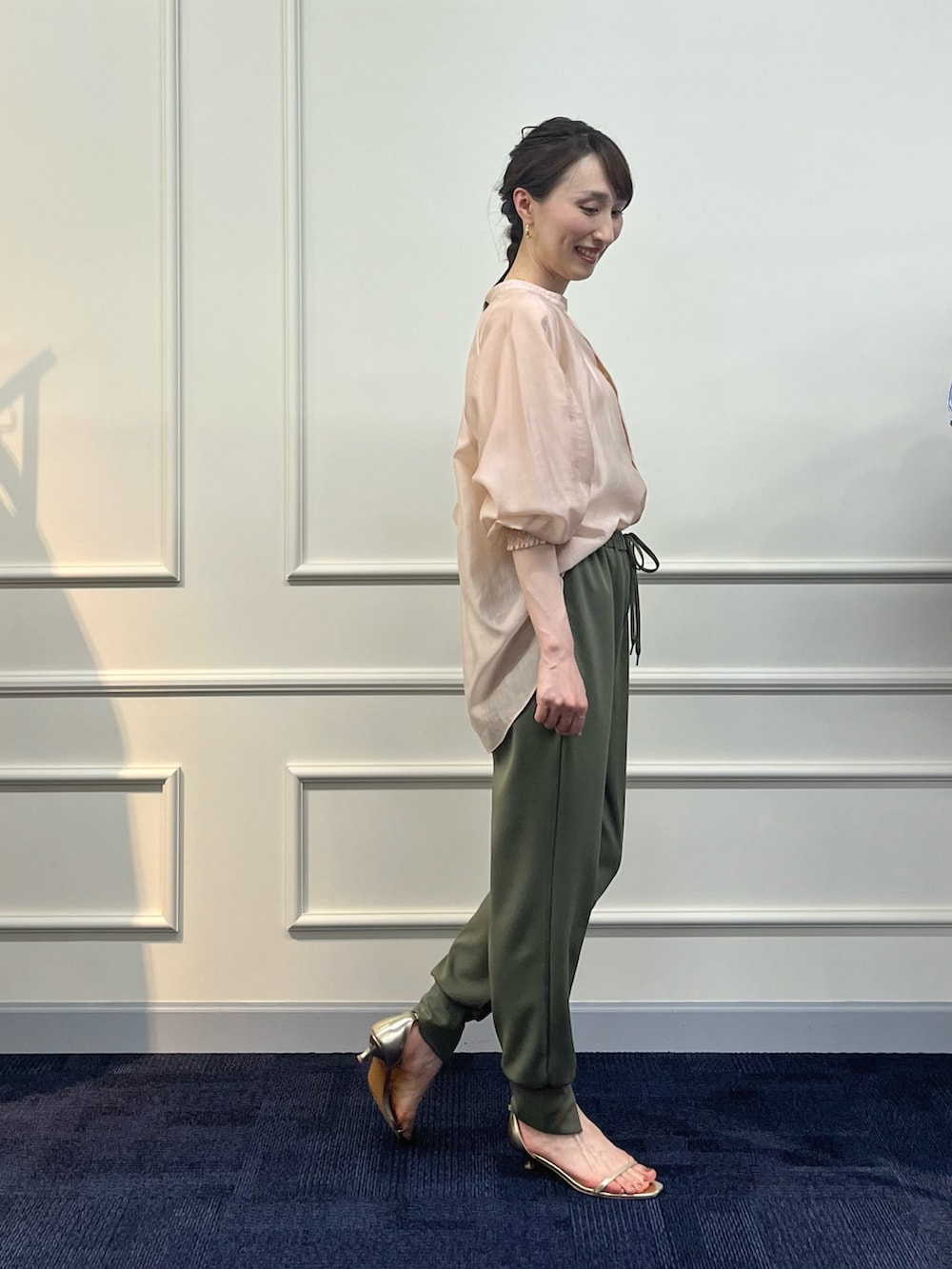 「パンツコーデ、スウェットパンツ、きれいめカジュアル、ジョガーパンツ、シアートップス、シアーシャツ、カーキ、ピンク、大人カジュアル、ノーリーズ、スリットパンツ、スリット、カーキパンツ、シャツスタイル、キレイめカジュアル」｜「NOLLEY’S Sophiのアジャスター付サテンスムースキャミソール（キャミソール、ホワイト系）」を使った、nol ikeoさん（レディース・160cm）の春コーディネートの4枚目の写真