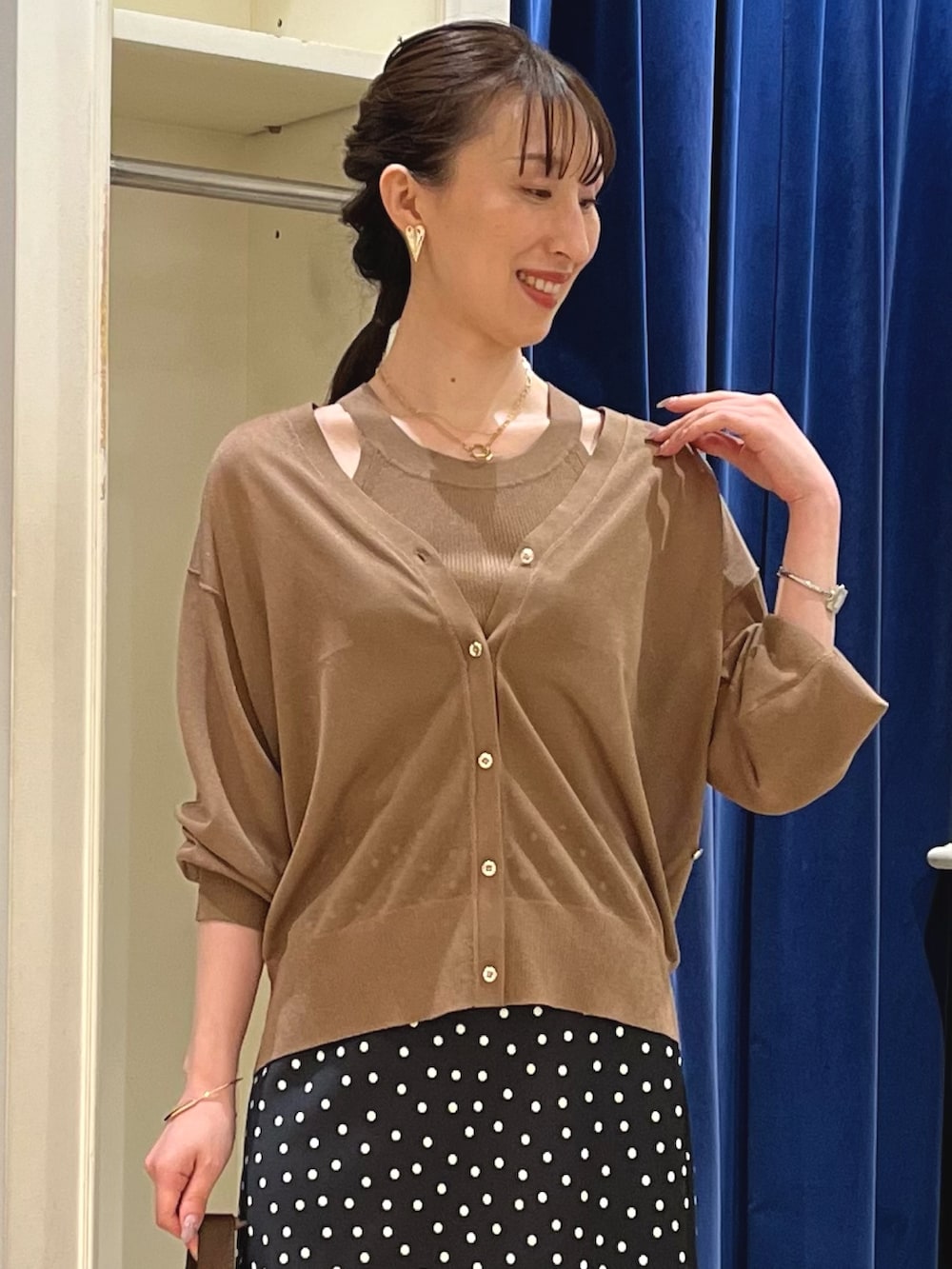 「レイヤードスタイル、春夏コーデ、きれいめカジュアル、シアートップス、マーメイドスカート、スカートコーデ、大人可愛い、ブラウン、ドット、ドット柄、シアー、ホルターネック、ラメ、ノーリーズ、ナロースカート」|「NOLLEY’Sの【grace grace/グラスグラス】ハートイヤリング(イヤリング、ゴールド系)」を使った、nol ikeoさん(骨格ウェーブ・レディース・160cm)の春コーディネートの3枚目の写真