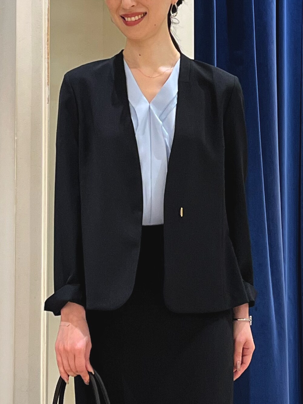 「モノトーン、トートバッグ、大人女子、スーツ、スーツスタイル、ジャケット、ジャケットスタイル、ノーカラージャケット、タイトスカート、通勤コーデ、キレイめ、ノーリーズ、ブラック、オケージョン、フォーマル」|「NOLLEY’S Sophiの《セットアップ対応》ウォッシャブル強撚ライトジャケット(ノーカラージャケット、ブラック系)」を使った、nol ikeoさん(骨格ウェーブ・レディース・160cm)の春コーディネートの3枚目の写真