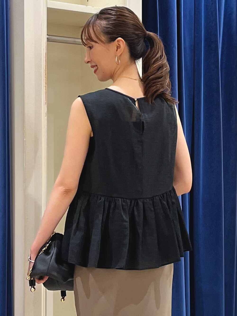 「シアートップス、夏コーデ、ぺプラムトップス、ぺプラム、タイトスカート、ノースリーブ、スカート、ブラウス、きれいめカジュアル、カーキ、ブラック、チェーンバッグ、ネックレス、ノーリーズ、ノースリーブブラウス」|「NOLLEY’Sの【grace grace/グラスグラス】10Kペタルチェーンミディアムネックレス(60㎝)(ネックレス、ゴールド系)」を使った、nol ikeoさん(レディース・160cm)の夏コーディネートの4枚目の写真