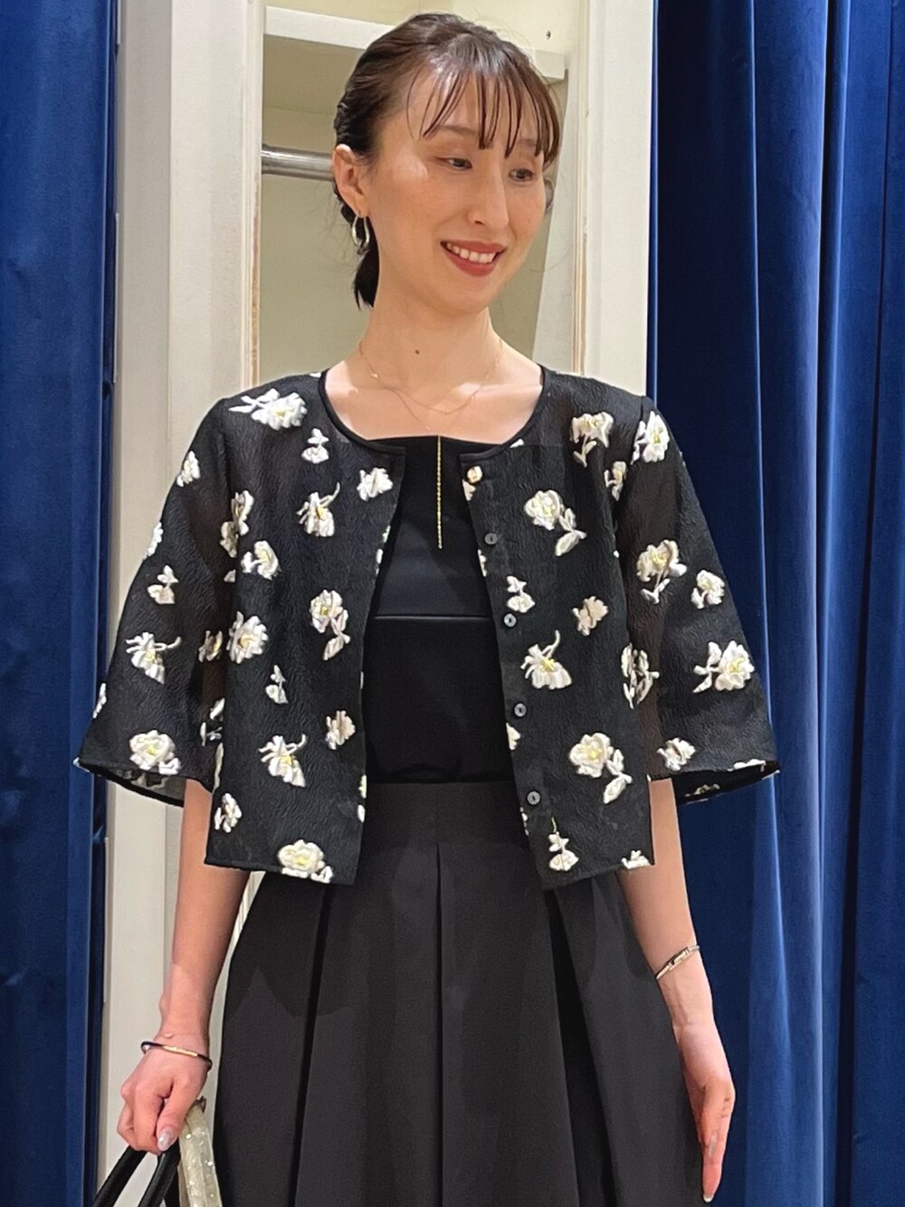 「モノトーン、シアートップス、大人かわいい、モノトーンコーデ、ブラウス、ボレロ、ブラック、ブラックコーデ、フレアスカート、スカート、キレイめ、ノーリーズ、ジャガード、フラワープリント、花柄」｜「NOLLEY’S Sophiの《セットアップ対応》ラメフラワージャガードブラウス（シャツ/ブラウス、ブラック系）」を使った、nol ikeoさん（骨格ウェーブ・レディース・160cm）の春コーディネートの3枚目の写真