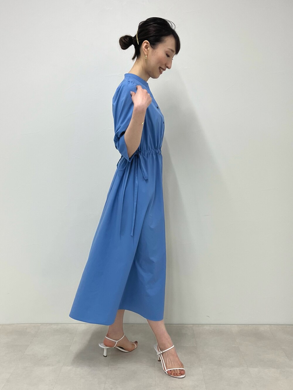 「ショップスタッフの推しワンピ、ショップスタッフの好印象コーデ、ワンピース、シャツワンピ、シャツワンピース、サックスブルー、キレイめ、フェミニン、きれいめコーディネート、ストラップサンダル、爽やかコーデ、ブルー、ブルーコーデ、春夏コーデ、ノーリーズ」｜「NOLLEY’Sのシャツワンピース（シャツワンピース、ブルー系）」を使った、nol ikeoさん（レディース・160cm）の春コーディネートの4枚目の写真