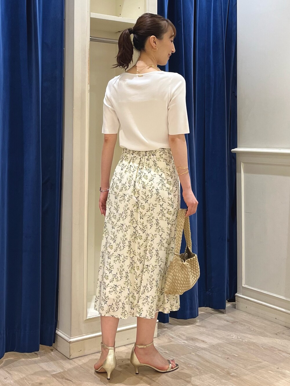 「お出かけコーデ、マーメイドスカート、淡色コーデ、スカートコーデ、パステルカラー、ノーリーズ、キレイめ、花柄、花柄スカート、フラワープリント、ニット、大人かわいい、春コーデ、サマーニット、デートコーデ」｜「grace grace のニュアンスG型イヤリング（イヤリング、ゴールド系）」を使った、nol ikeoさん（骨格ウェーブ・レディース・160cm）の春コーディネートの9枚目の写真