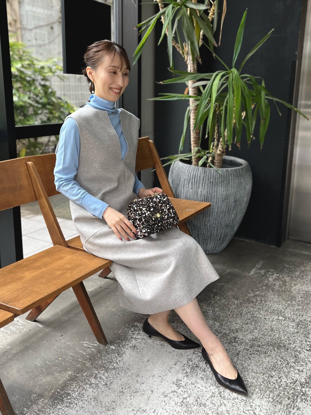 「最近のいい感じコーデ、お出かけコーデ、ワンピース、ニット、クリスマスに着たい服、ファー、休日スタイル、ハイネック、ジャンパースカート、ジャンスカ、ノーリーズ、サックスブルー、グレー、パール、ファーバッグ」｜「NOLLEY’Sのコットンパールブラチェーンイヤリング（イヤリング、ホワイト系）」を使った、nol ikeoさん（レディース・160cm）の冬コーディネートの10枚目の写真