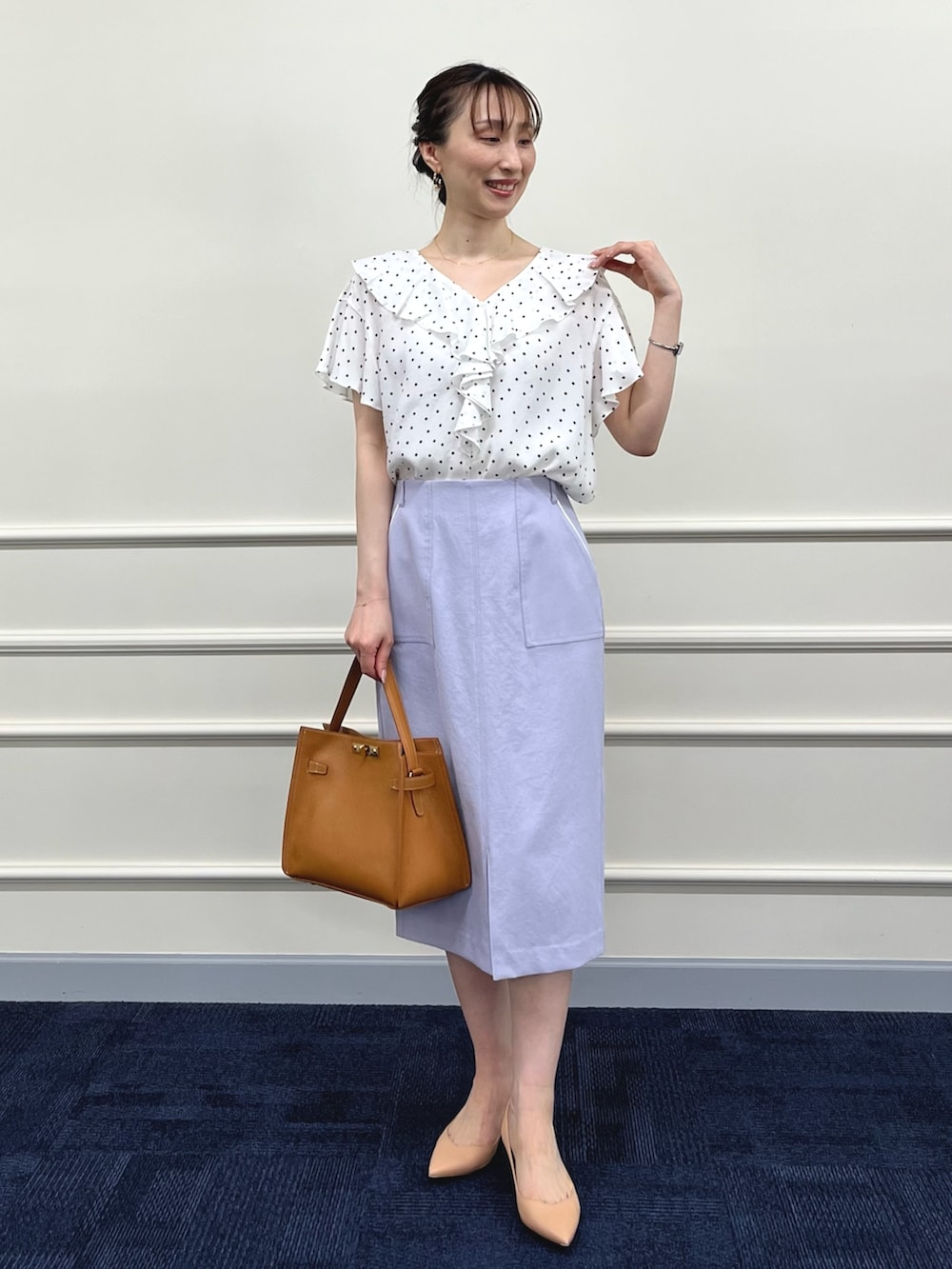 ホワイト系のシャツ/ブラウス、パープル系のスカート、イエロー系のショルダーバッグを着用したレディースの夏コーディネートの2枚目の写真
