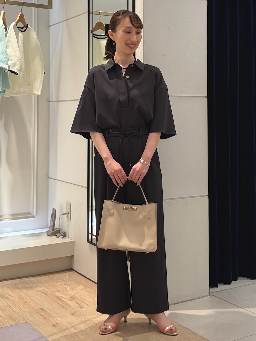 グレー系のシャツ/ブラウス、グレー系のその他パンツ、ベージュ系のトートバッグを着用したレディースの春コーディネートの5枚目の写真