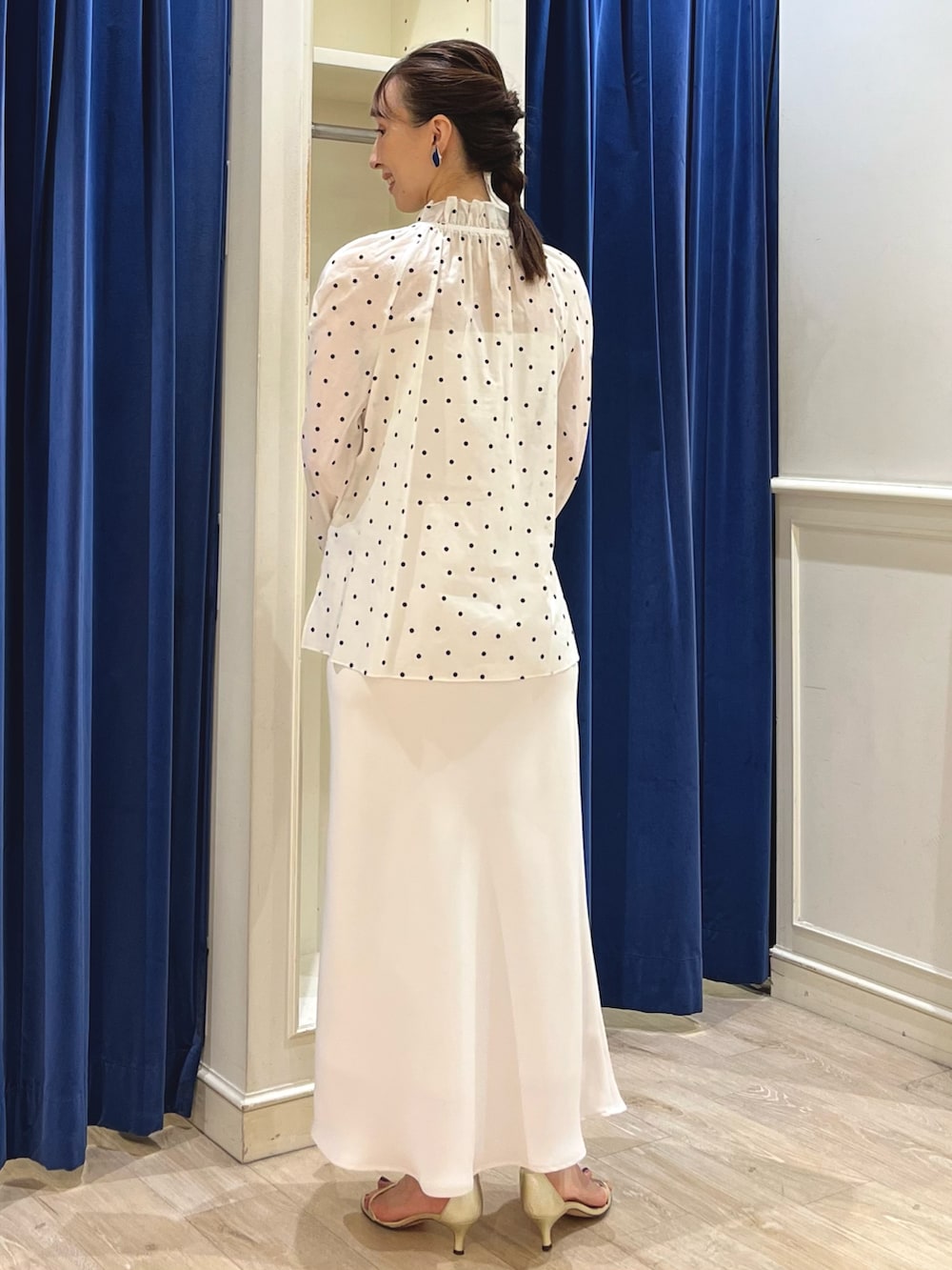 「きれいめカジュアル、ロングスカート、大人女子、ナロースカート、スカート、ドット、ドット柄、ドットブラウス、ワントーン、ワントーンコーデ、ホワイトコーデ、ホワイト、ノーリーズ、ブラウス、フリル」|「NOLLEY’Sの【grace grace/グラスグラス】ピアット イヤリング(イヤリング、シルバー系)」を使った、nol ikeoさん(骨格ウェーブ・レディース・160cm)の夏コーディネートの8枚目の写真