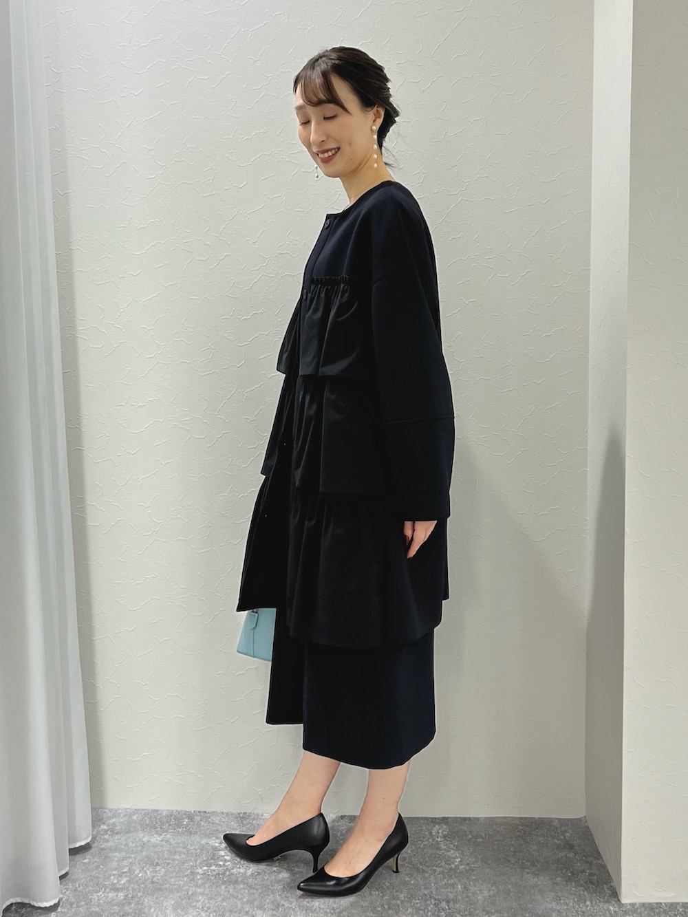 「ワンピース、春アウター、ダンボール素材、ノーカラーコート、ノーカラー、オケージョン、セレモニー、オケージョンスタイル、キレイめ、きちんとスタイル、オトナ女子、ノーリーズ、ベルト、半袖ワンピース、ネイビー」|「NOLLEY’S Sophiの淡水レンパールピアス(ピアス(両耳用)、ホワイト系)」を使った、nol ikeoさん(レディース・160cm)の冬コーディネートの9枚目の写真