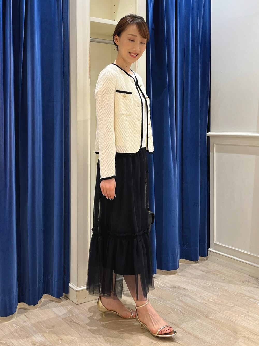 「きれいめカジュアル、モノトーン、ミニバッグ、スカートスタイル、モノトーンコーデ、ティアードスカート、ノーリーズ、ニットジャケット、ジャケット、ノーカラージャケット、チュール、チュールスカート、パイピング、ロゴT、カラー×コーデ」|「NOLLEY’S Sophiのキラダブルラインイヤーカフ(イヤーカフ、ゴールド系)」を使った、nol ikeoさん(レディース・160cm)の夏コーディネートの5枚目の写真
