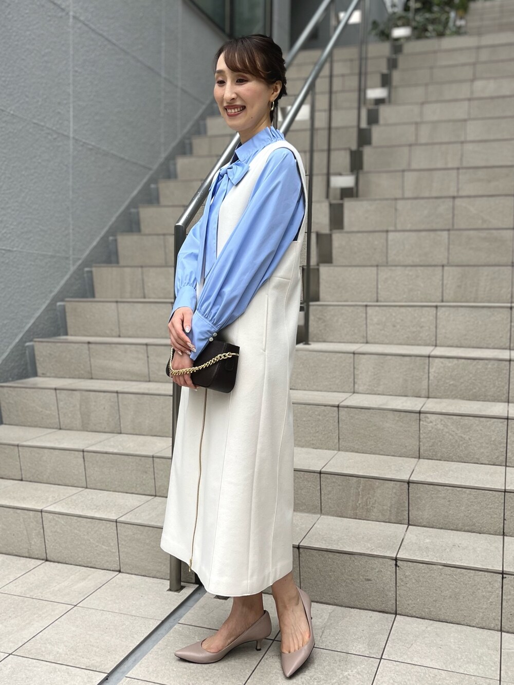 ブルー系のシャツ/ブラウス、ホワイト系のワンピース、ブルー系のショルダーバッグを着用したレディースの冬コーディネートの9枚目の写真