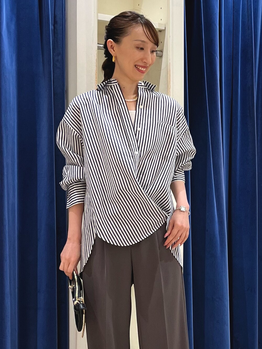 「きれいめカジュアル、パンツコーデ、シャツスタイル、ストライプシャツ、ビッグシルエット、オーバーサイズ、ワイドパンツ、タックパンツ、カシュクール、シャツ、ビッグシャツ、ノーリーズ、大人カジュアル、シャツコーデ、パンツスタイル」|「NOLLEY’Sのパールインメタボールネックレス(ネックレス、ホワイト系)」を使った、nol ikeoさん(レディース・160cm)の夏コーディネートの3枚目の写真