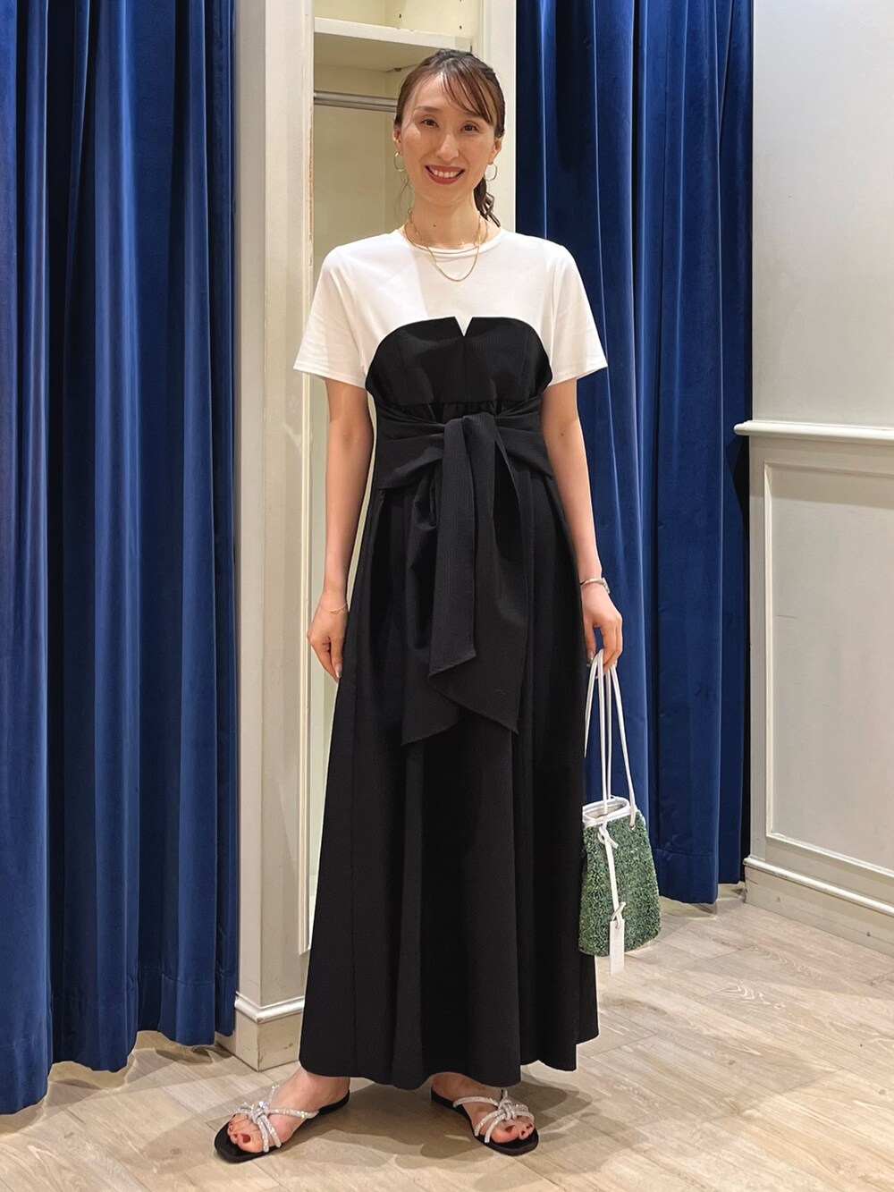 「さらっと晴れやかスナップ、きれいめカジュアル、夏コーデ、ワンピース、ビスチェ、ワンピーススタイル、ワンピースコーデ、モノトーン、お出かけコーデ、ビスチェ風、ロングワンピース、ノーリーズ、リラックススタイル、大人かわいい、白黒」｜「NOLLEY’Sのチェーンレイヤードチョーカー・2（ネックレス、ゴールド系）」を使った、nol ikeoさん（レディース・160cm）の夏コーディネートの3枚目の写真