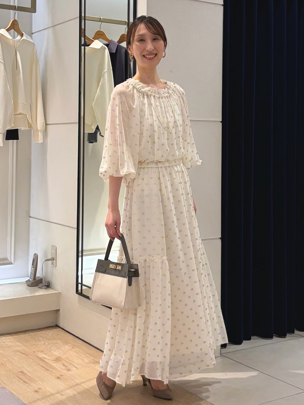 ブラック系のスカート、ホワイト系のシャツ/ブラウス、ホワイト系のキャミソールを着用したレディースの春コーディネートの9枚目の写真