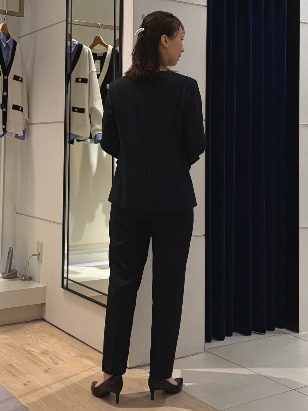 ホワイト系のシャツ/ブラウス、ブルー系のノーカラージャケット、ブラック系のショルダーバッグを着用したレディースの冬コーディネートの10枚目の写真