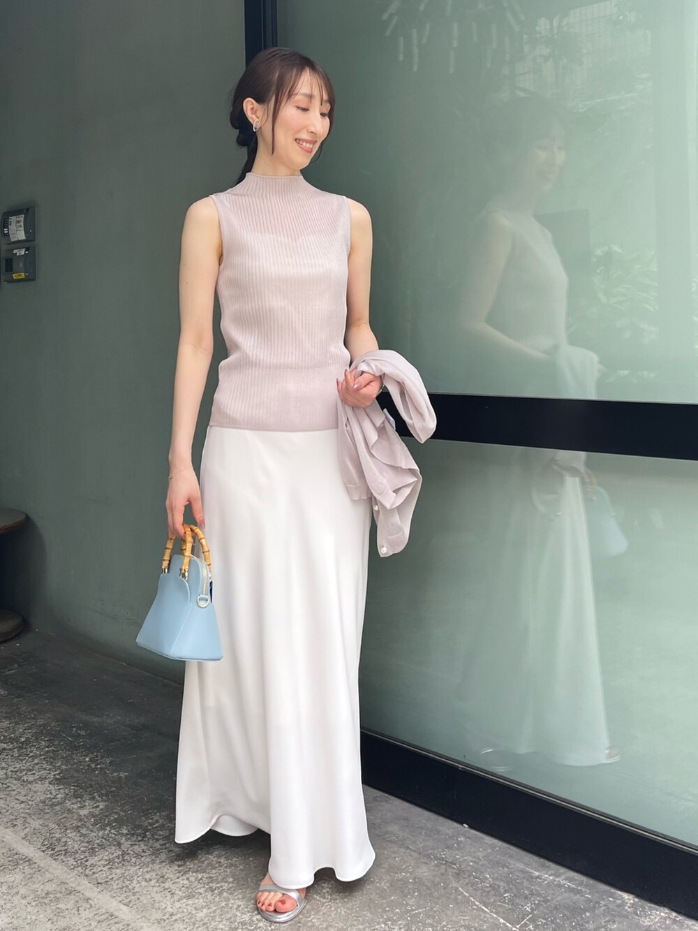 ホワイト系のキャミソール、ベージュ系のニット/セーター、ベージュ系のカーディガン/ボレロを着用したレディースの夏コーディネートの6枚目の写真