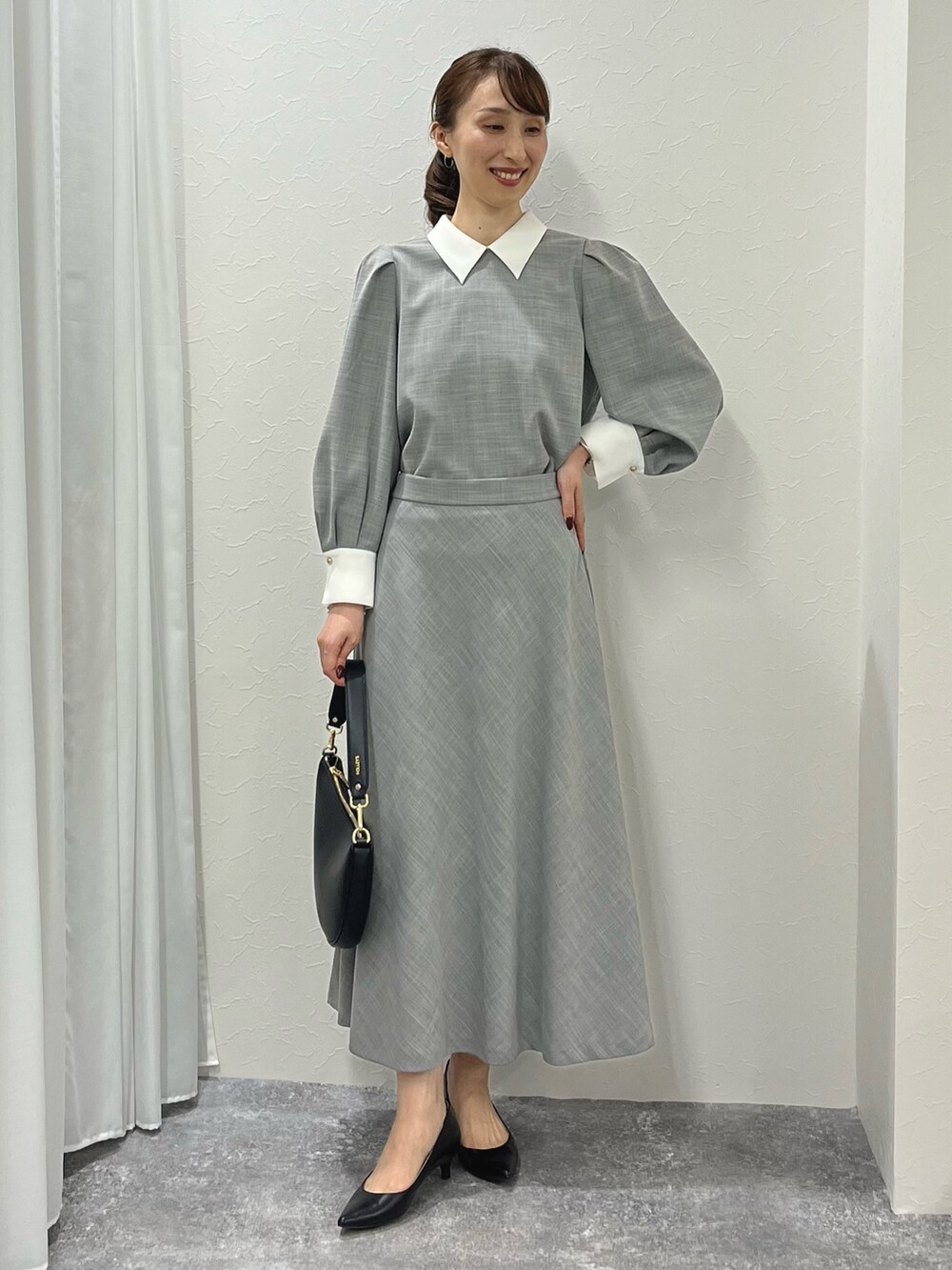 「オトナ女子、セレモニー、グレー、襟付きトップス、白襟、セットアップ、セットアップスタイル、フレアスカート、スカート、スカートスタイル、キレイめ、きれいめ、ブラウス、ノーリーズ、オフィスカジュアル」｜「NOLLEY’Sの【grace grace/グラスグラス】10K カットワイヤーフープ ピアス（ピアス（両耳用）、ゴールド系）」を使った、nol ikeoさん（骨格ウェーブ・レディース・160cm）の冬コーディネートの6枚目の写真