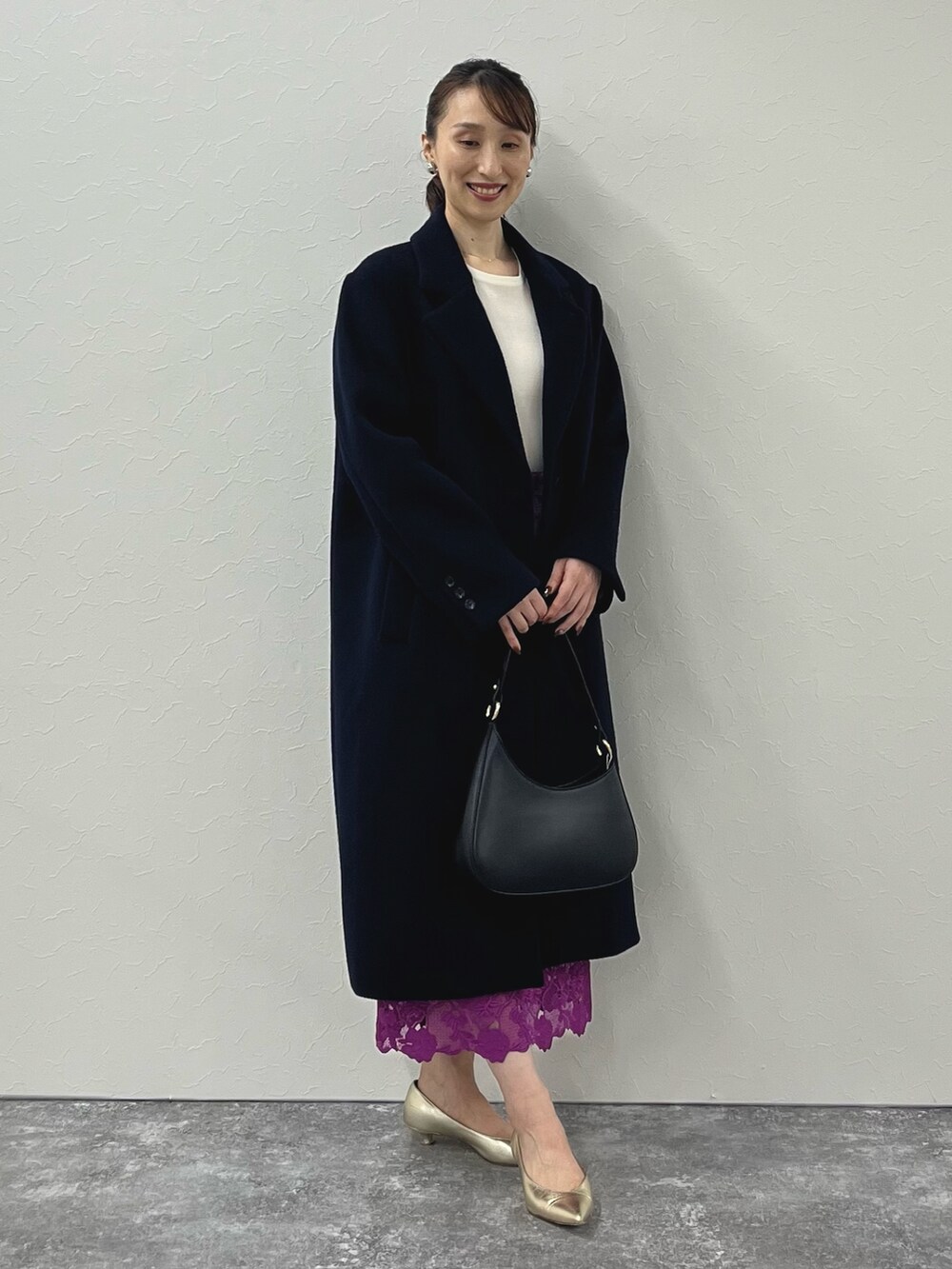 「秋っぽコーデ更新中、オトナ女子、チェスターコート、チェスター、コート、アウター、ウールコート、ネイビー、レース、レーススカート、タイトスカート、スカート、キレイめ、ノーリーズ、ロングコート」|「NOLLEY’Sのボリュームラウンドイヤリング(イヤリング、シルバー系)」を使った、nol ikeoさん(レディース・160cm)の秋コーディネートの4枚目の写真