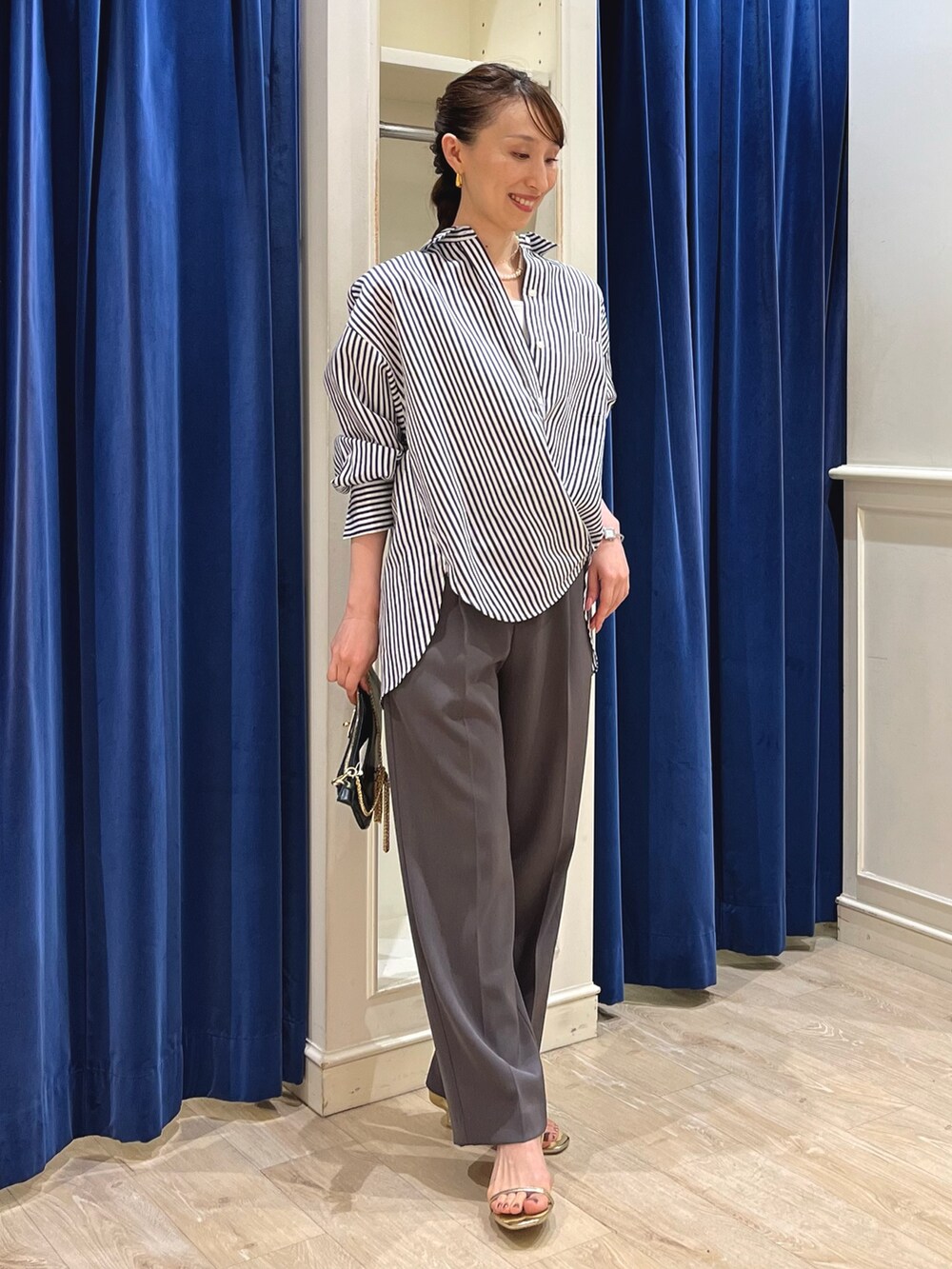 「きれいめカジュアル、パンツコーデ、シャツスタイル、ストライプシャツ、ビッグシルエット、オーバーサイズ、ワイドパンツ、タックパンツ、カシュクール、シャツ、ビッグシャツ、ノーリーズ、大人カジュアル、シャツコーデ、パンツスタイル」|「NOLLEY’Sのパールインメタボールネックレス(ネックレス、ホワイト系)」を使った、nol ikeoさん(レディース・160cm)の夏コーディネートの5枚目の写真