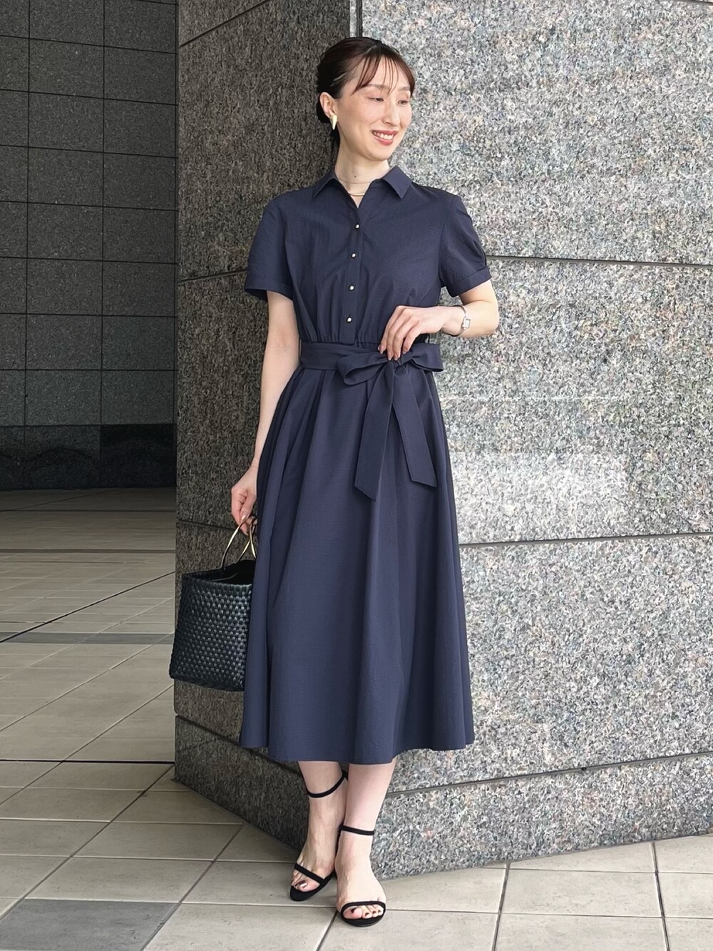 「ワンピース、きれいめカジュアル、夏コーデ、大人女子、大人コーデ、ワンピーススタイル、ワンピースコーデ、シャツワンピ、シャツワンピース、ネイビー、キレイめ、ノーリーズ、ワントーン、ワントーンコーデ、夏」｜「NOLLEY’Sの【grace grace/グラスグラス】ハート ピアス（ピアス（両耳用）、ゴールド系）」を使った、nol ikeoさん（骨格ウェーブ・レディース・160cm）の夏コーディネートの3枚目の写真