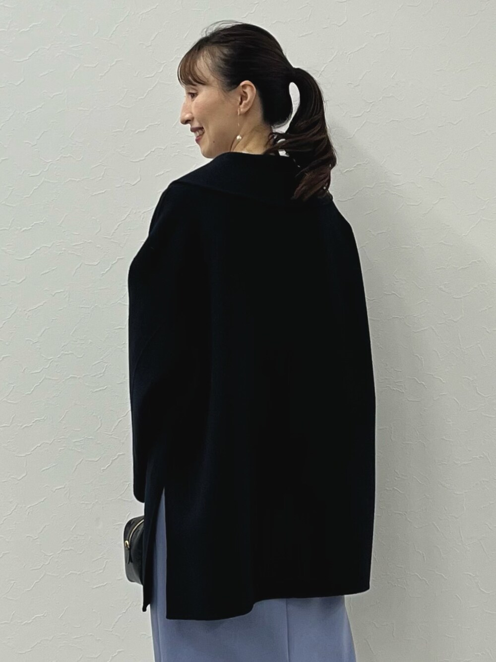 「骨格ウェーブ、タイトスカート、アウター、コート、ショールカラー、ハーフコート、リバーコート、キレイめ、スカート、リブニット、ハイネックニット、ハイネック、通勤コーデ、ノーリーズ、冬コーデ」|「NOLLEY’Sのコットンパールブラチェーンイヤリング(イヤリング、ホワイト系)」を使った、nol ikeoさん(レディース・160cm)の秋コーディネートの5枚目の写真