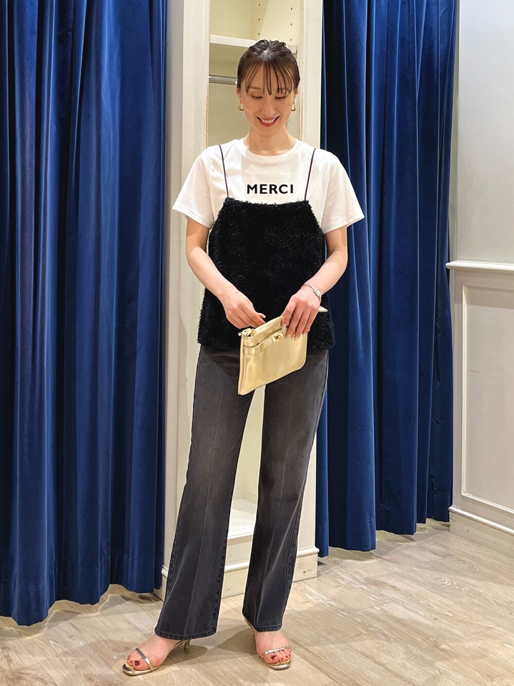「レイヤードスタイル、夏コーデ、おしゃ見えテクニック、きれいめカジュアル、ロゴT、Tシャツ、デニムパンツ、デニム、ブラックデニム、ハイウエストデニム、キャミソール、ジーンズ、キャミ×Tシャツ、センタープレス、ノーリーズ」|「NOLLEY’S SophiのアルビニスタスムースフロッキーロゴT(Tシャツ/カットソー、ホワイト系)」を使った、nol ikeoさん(レディース・160cm)の夏コーディネートの10枚目の写真