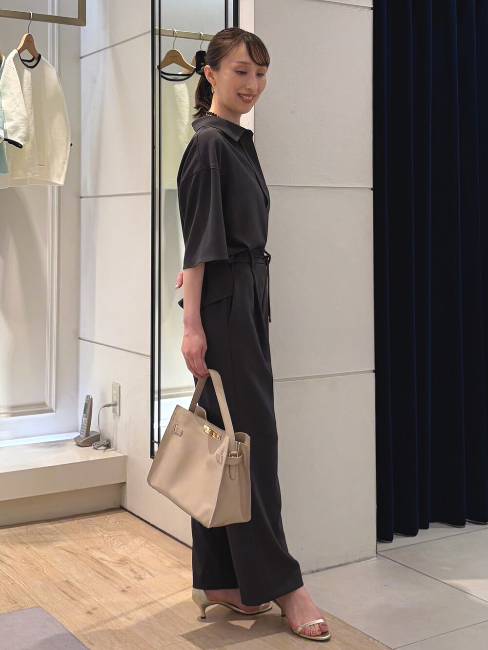 グレー系のシャツ/ブラウス、グレー系のその他パンツ、ベージュ系のトートバッグを着用したレディースの春コーディネートの10枚目の写真