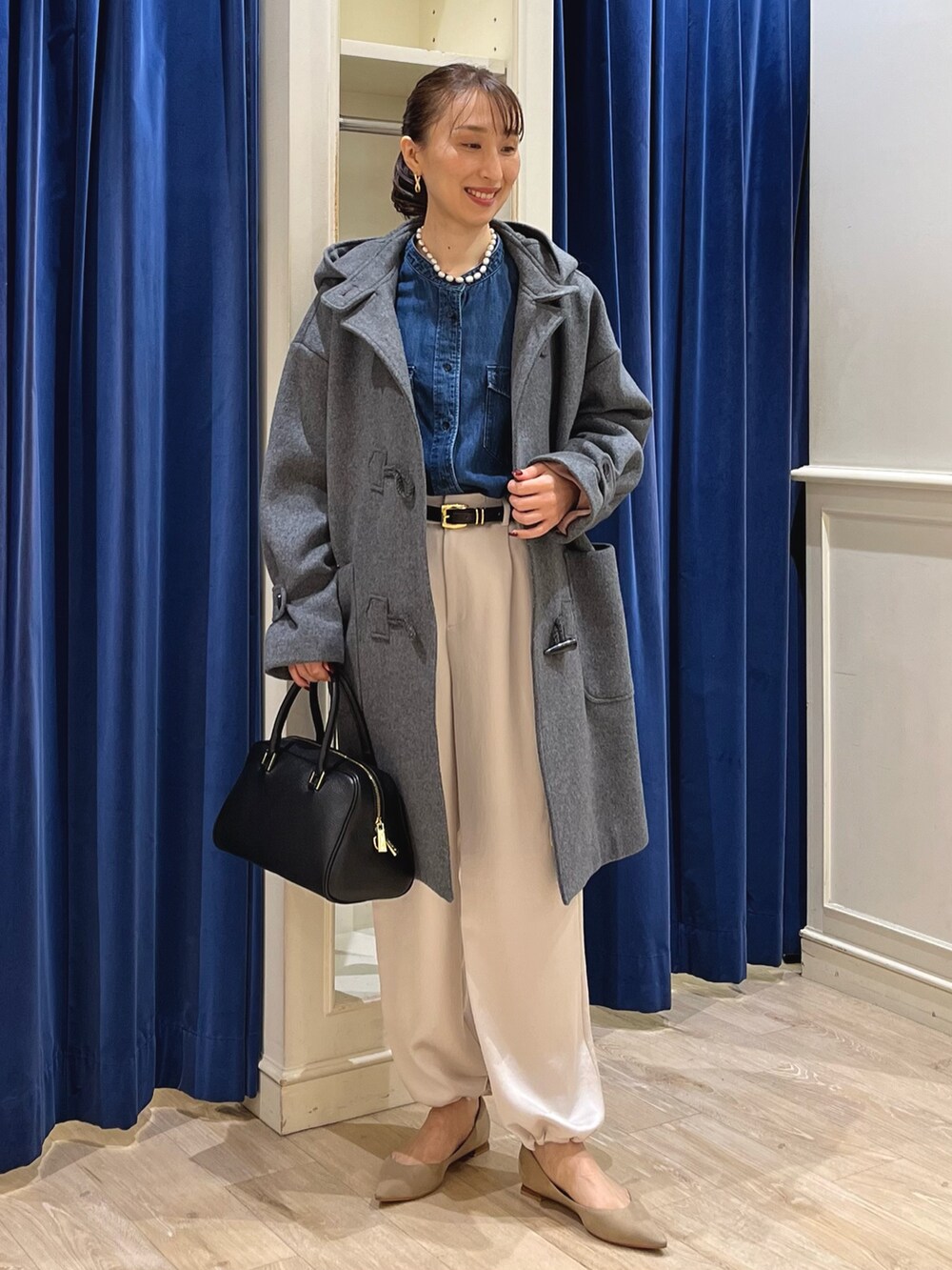 「休日スタイル、きれいめカジュアル、お出かけコーデ、冬アウター、デニム、パンツコーデ、ダッフルコート、ダッフル、ダッフルコート グレー、デニムシャツ、カーゴパンツ、カーゴパンツコーデ、大人カジュアル、オトナカジュアル、ノーリーズ」|「Rie Millerの【RM denim】パワショルデニムブラウス(シャツ/ブラウス、ブルー系)」を使った、nol ikeoさん(レディース・160cm)の秋コーディネートの7枚目の写真