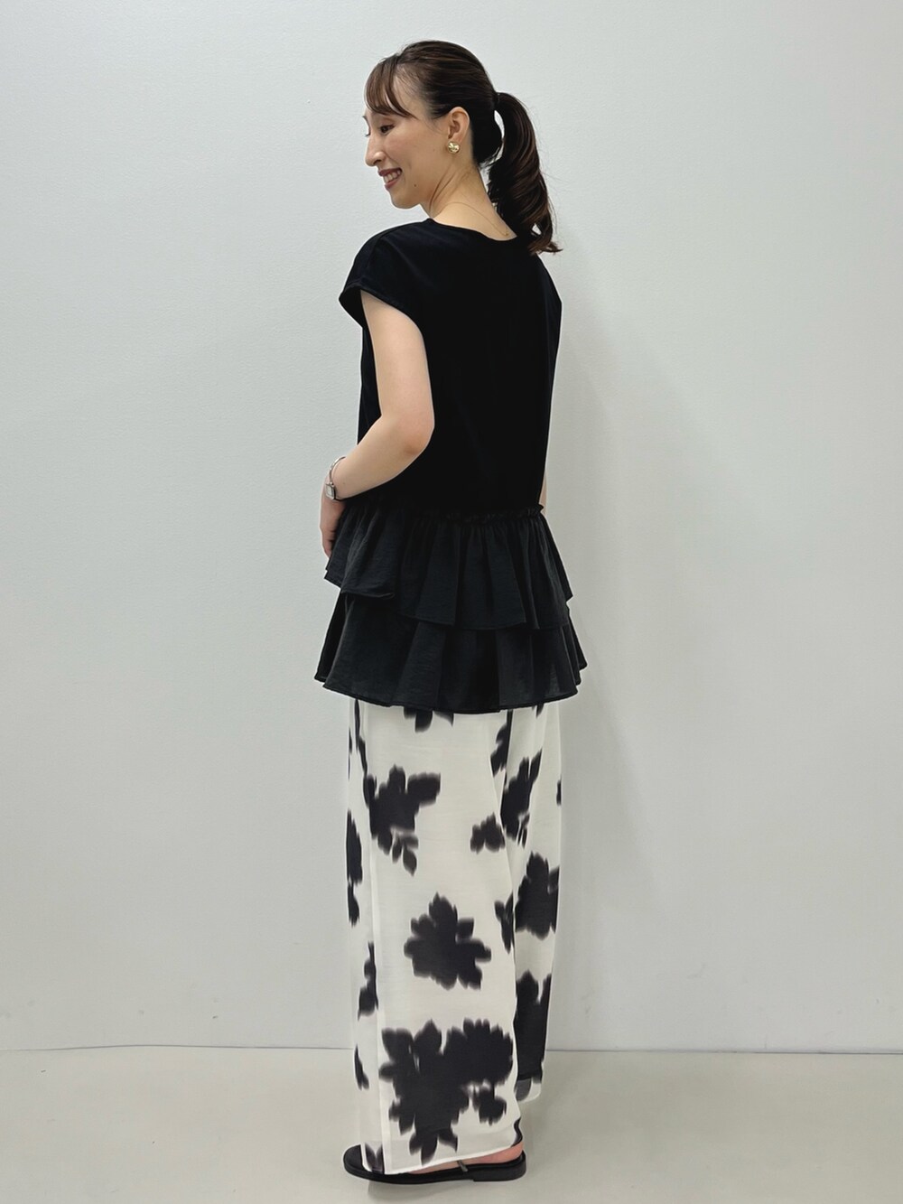 ブラック系のサンダル、ブラック系のTシャツ/カットソー、ホワイト系のその他パンツを着用したレディースの夏コーディネートの8枚目の写真