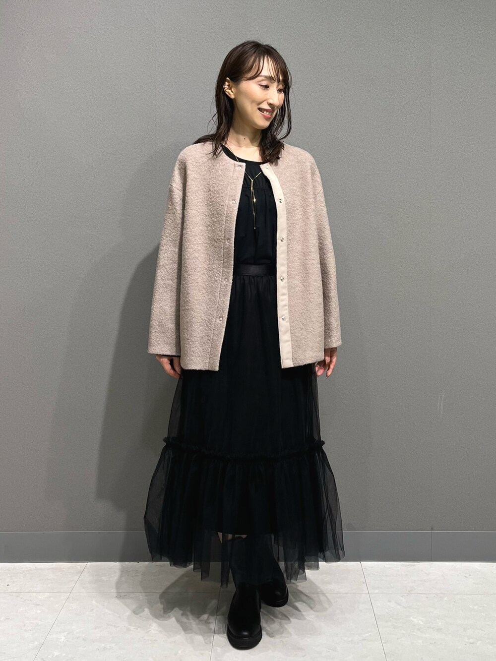 「秋服まるっと大公開、きれいめカジュアル、サイドゴアブーツ、チュール、チュールスカート、もこもこ、モコモコアウター、ブルゾン、シアートップス、ブラック、ボア、ボアブルゾン、ノーリーズ、ロングスカート、コクーンシルエット」|「NOLLEY’S Sophiのパールダブルラインイヤーカフ(イヤーカフ、ホワイト系)」を使った、nol ikeoさん(レディース・160cm)の秋コーディネートの3枚目の写真