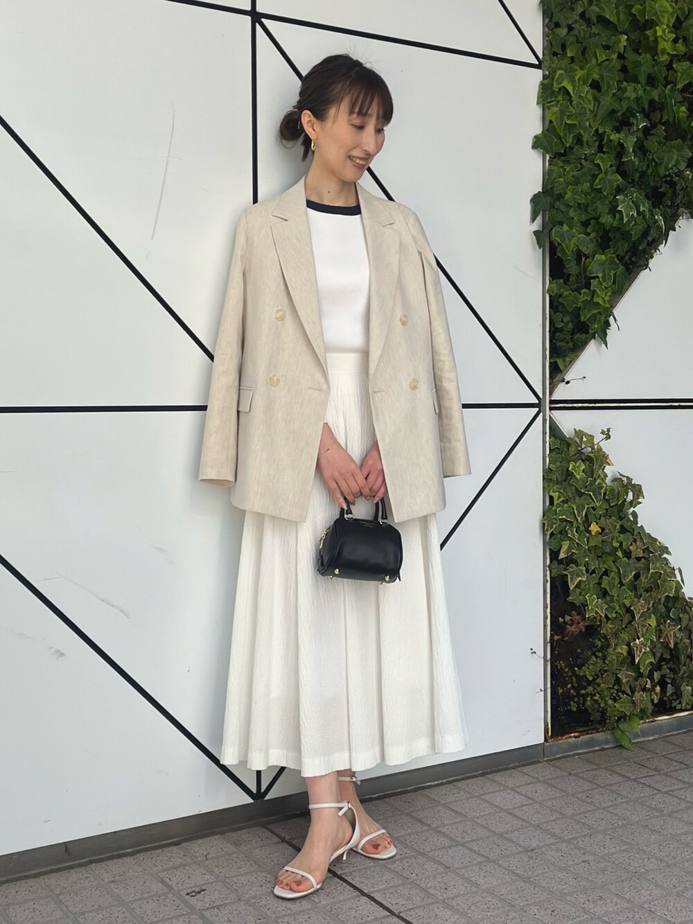 「いまどきジャケット写真、ジャケット、ベージュ、ワントーンコーデ、ダブルジャケット、テーラードジャケット、フレアスカート、淡色コーデ、ノーリーズ、麻ジャケット、リネンジャケット、ジャケットスタイル、きれいめカジュアル、スカート、ワントーン」｜「NOLLEY’Sの《手洗い可能》配色リブ8分袖プルオーバーニット（ニット/セーター、ホワイト系）」を使った、nol ikeoさん（レディース・160cm）の春コーディネートの4枚目の写真