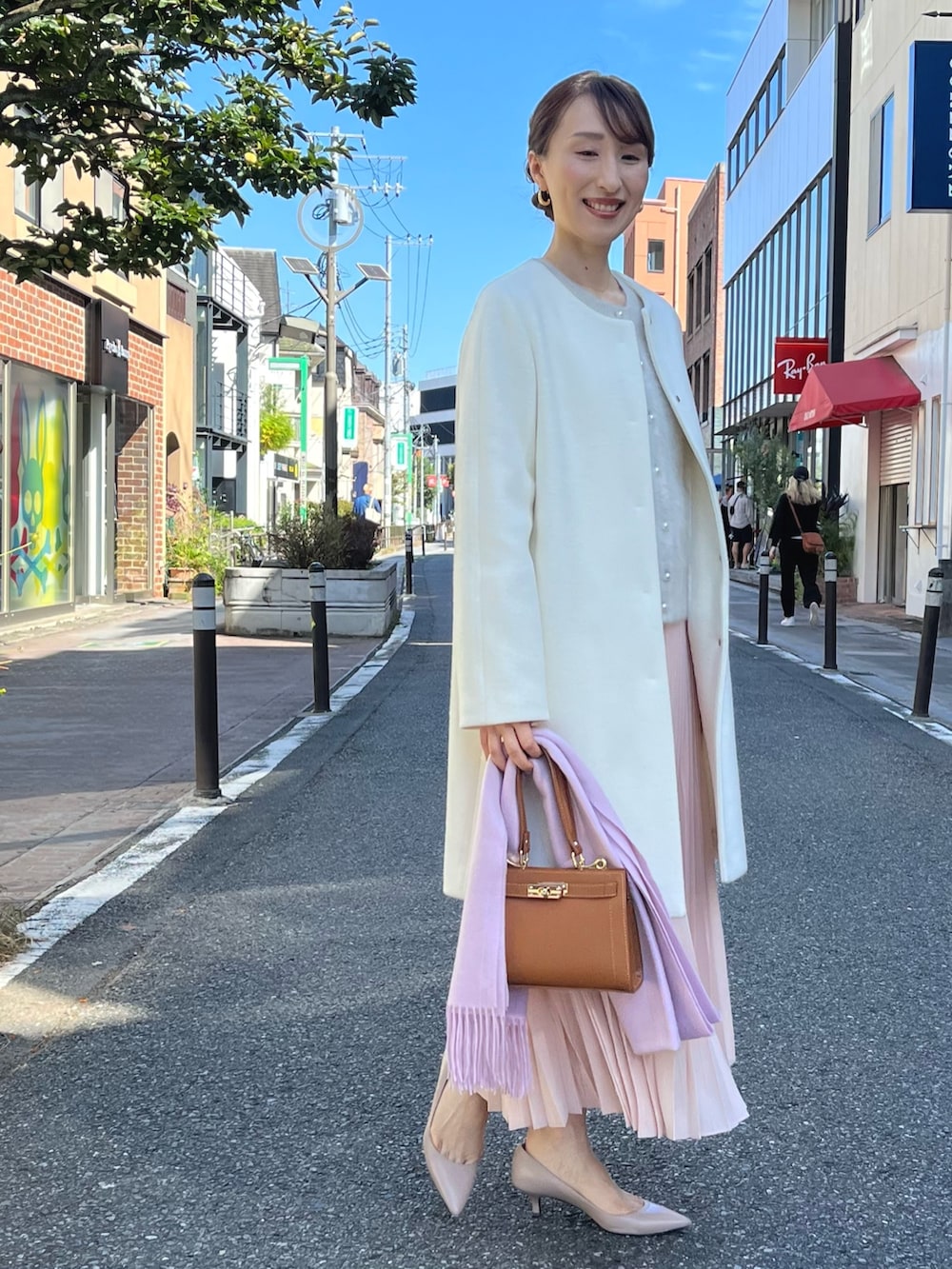「新星WEARISTAにエントリー、冬アウター、クリスマスに着たい服、マイベストコーデ2023、お出かけコーデ、ロングスカート、淡色コーデ、大人かわいい、キレイめ、ノーカラーコート、プリーツスカート、ノーリーズ、コート、きれいめコーディネート、スカート」｜「NOLLEY’S Sophiのへアリーパール釦クルーネックカーディガン（カーディガン/ボレロ、ベージュ系）」を使った、nol ikeoさん（レディース・160cm）の冬コーディネートの9枚目の写真