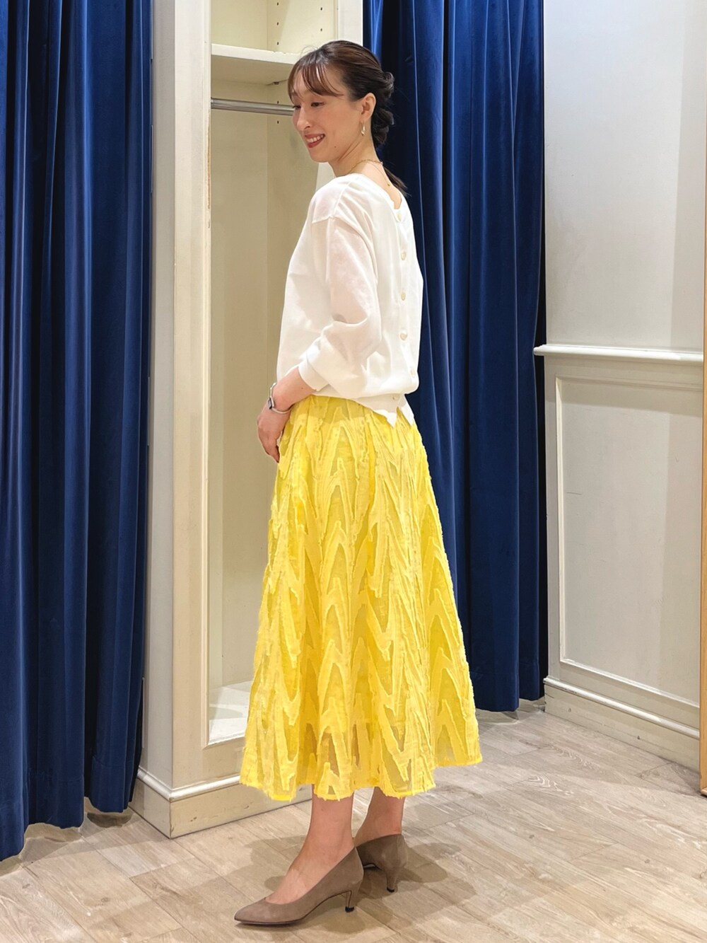 「春色、春めき満開コーデ、春コーデ、お出かけコーデ、シアートップス、春服、キレイめカジュアル、カラーコーデ、大人かわいい、フレアスカート、スカート、スカートスタイル、ノーリーズ、イエロー、ニット」|「NOLLEY’S Sophiの《手洗い可能》綿混シアー2WAYニット(ニット/セーター、ホワイト系)」を使った、nol ikeoさん(骨格ウェーブ・レディース・160cm)の春コーディネートの7枚目の写真