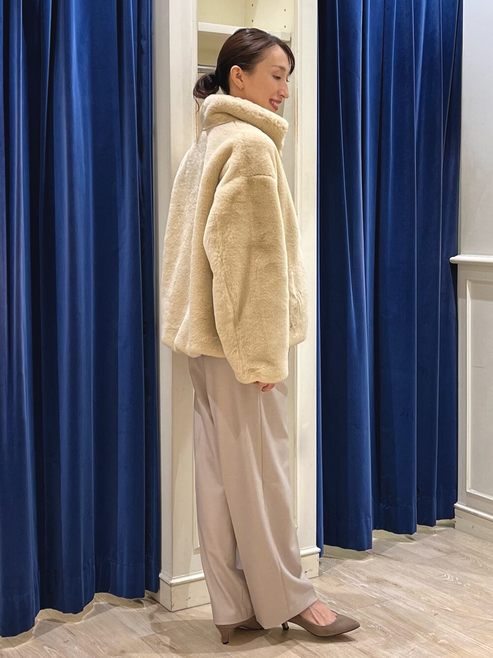 「お出かけコーデ、淡色コーデ、オトナカジュアル、キレイめカジュアル、パンツコーデ、大人女子、キレイめ、ラメニット、タトラス、TATRAS、ブルゾン、ワントーンコーデ、ベージュ、ワイドパンツ、ノーリーズ」|「NOLLEY’Sのダブルメタルカンベルト20(ベルト、イエロー系)」を使った、nol ikeoさん(レディース・160cm)の秋コーディネートの10枚目の写真