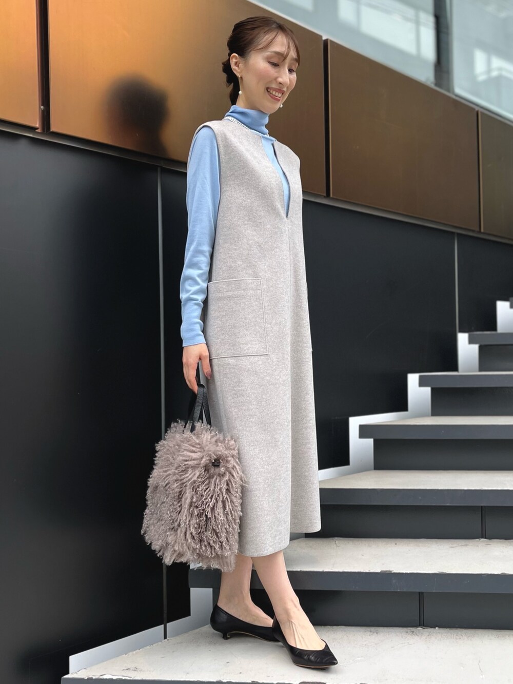 「最近のいい感じコーデ、お出かけコーデ、ワンピース、ニット、クリスマスに着たい服、ファー、休日スタイル、ハイネック、ジャンパースカート、ジャンスカ、ノーリーズ、サックスブルー、グレー、パール、ファーバッグ」｜「NOLLEY’Sのコットンパールブラチェーンイヤリング（イヤリング、ホワイト系）」を使った、nol ikeoさん（レディース・160cm）の冬コーディネートの7枚目の写真