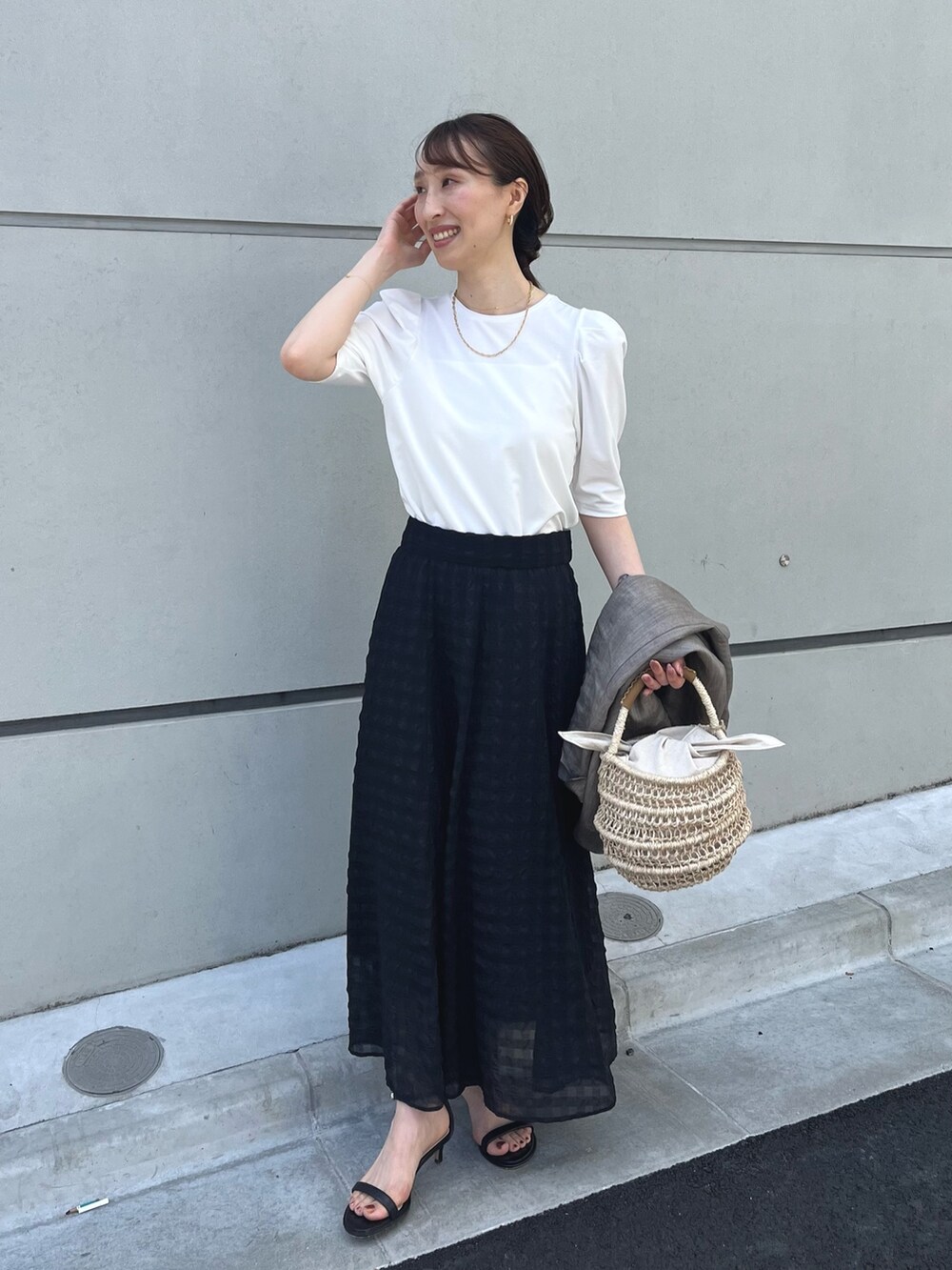 ホワイト系のTシャツ/カットソー、ブラック系のスカート、ブラウン系のテーラードジャケットを着用したレディースの夏コーディネートの6枚目の写真