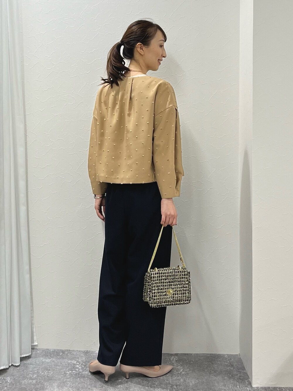 「きれいめカジュアル、キレイめ、ドット、ジャガード、ブルゾン、羽織り、ワイドパンツ、ベルト、大人カジュアル、キャメル、ネイビー、パンツスタイル、ブラウス、ノーリーズ、ノーカラージャケット」|「NOLLEY’Sの【grace grace/グラスグラス】10K カットワイヤーフープ ピアス(ピアス(両耳用)、ゴールド系)」を使った、nol ikeoさん(レディース・160cm)の秋コーディネートの10枚目の写真