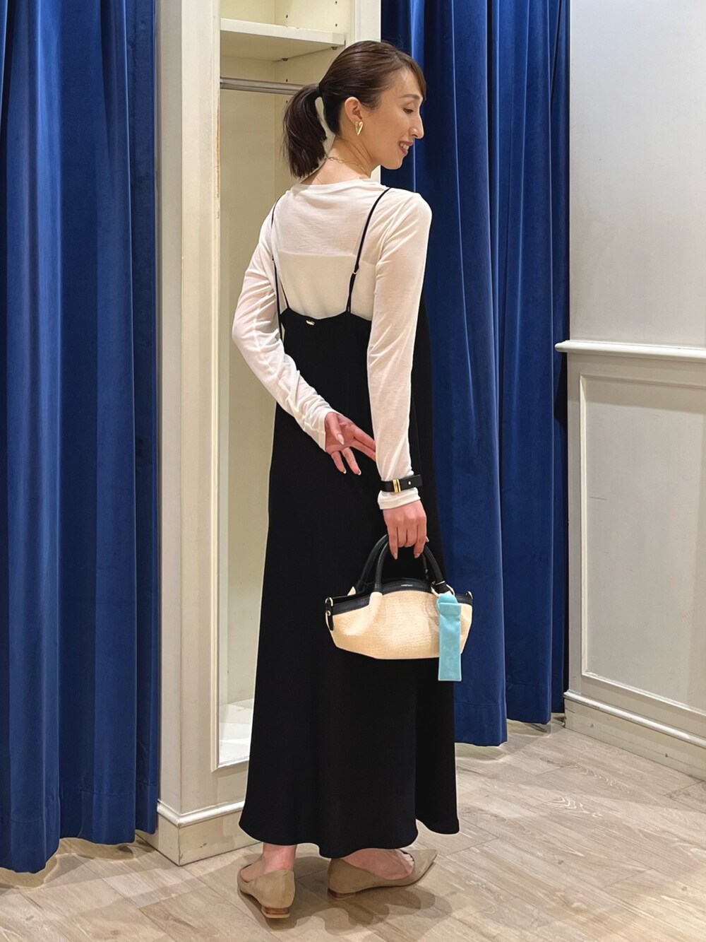 「ロンT、シアートップス、オトナカジュアル、オトナ女子、休日スタイル、キレイめカジュアル、キャミワンピ、キャミワンピース、モノトーン、モノトーンコーデ、ワンピース、シアー、ブラック、ノーリーズ、大人カジュアル」|「NOLLEY’Sの【grace grace/グラスグラス】ハートイヤリング(イヤリング、ゴールド系)」を使った、nol ikeoさん(骨格ウェーブ・レディース・160cm)の春コーディネートの2枚目の写真
