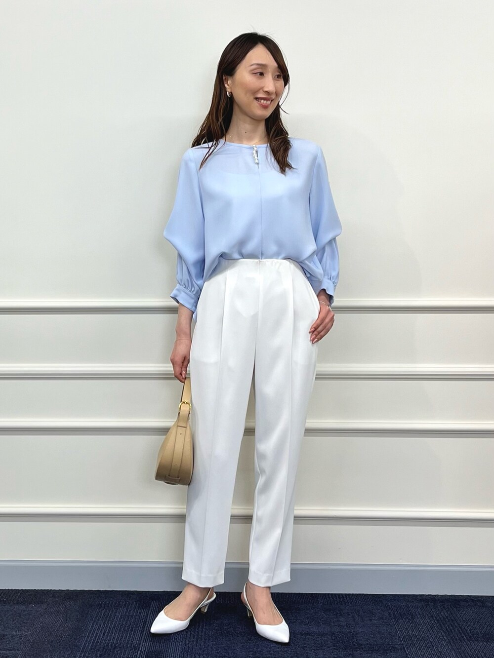 「春コーデ、パンツスタイル、ハンドバッグ、タックパンツ、テーパードパンツ、ブラウス、キレイめ、通勤コーデ、オフィスカジュアル、白パンツ、サックスブルー、ノーリーズ、イージーパンツ、オフィススタイル、ホワイトパンツ」｜「NOLLEY’Sのキラキラピアス（ピアス（両耳用）、ゴールド系）」を使った、nol ikeoさん（レディース・160cm）の春コーディネートの2枚目の写真