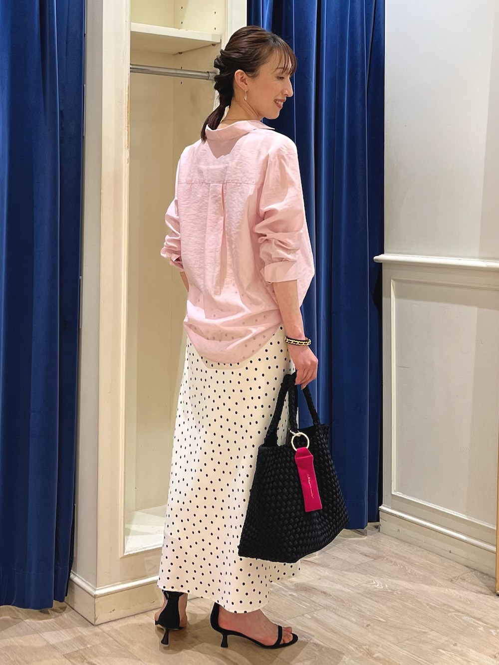「春色、デートコーデ、お出かけコーデ、シアートップス、セットアップ、春、スカートスタイル、ピンク、ノーリーズ、ロングスカート、ナロースカート、ドット、ドット柄、ドットスカート、シャツ」｜「NOLLEY’S Sophiの2WAYベアテレコタンクトップ（タンクトップ、ホワイト系）」を使った、nol ikeoさん（骨格ウェーブ・レディース・160cm）の春コーディネートの10枚目の写真