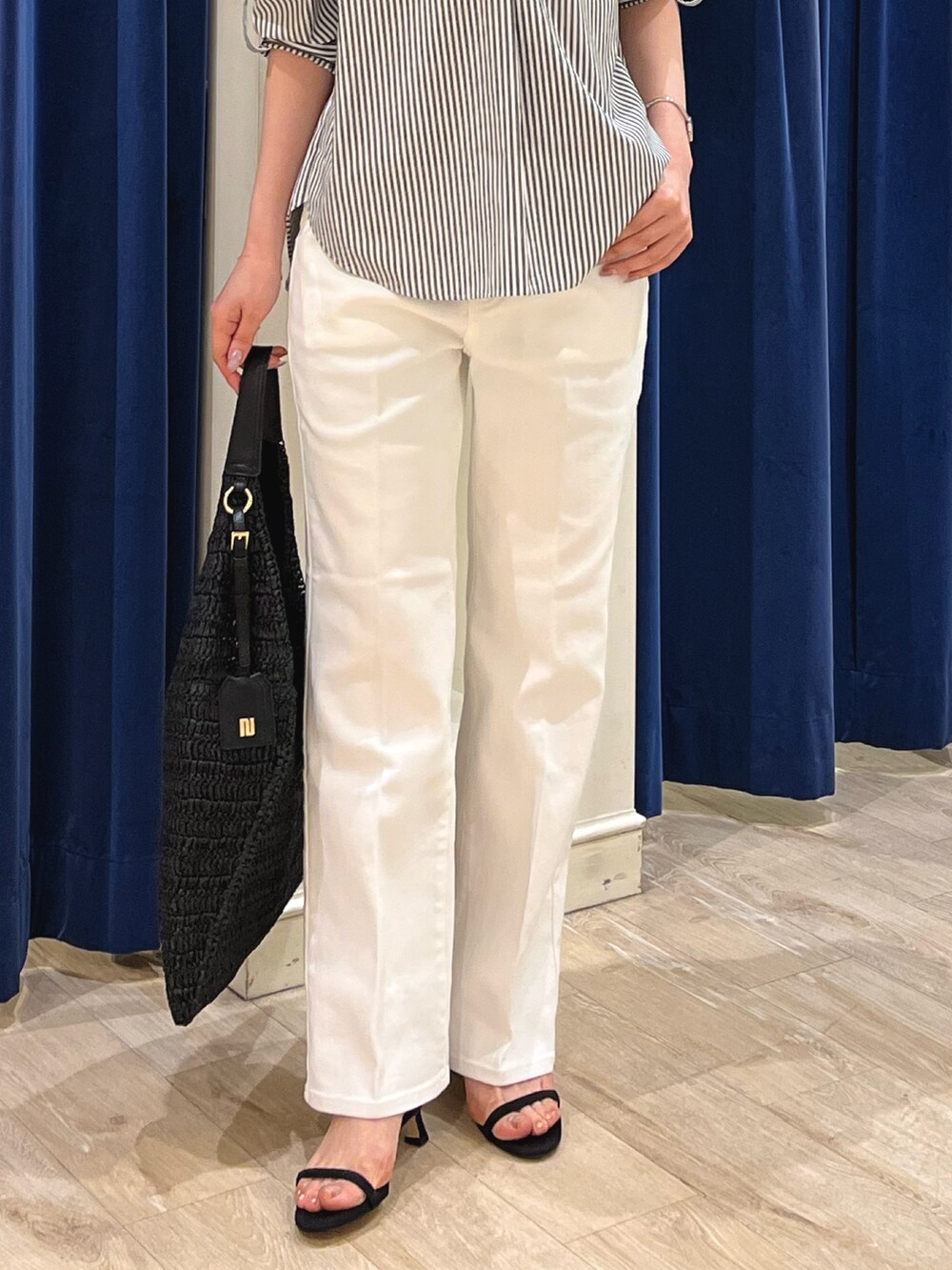 「大人カジュアル、お出かけコーデ、ストライプシャツ、春夏コーデ、シンプルコーデ、きれいめカジュアル、休日スタイル、オトナ女子、大人コーデ、シャツ、デニム、デニムパンツ、スキッパーシャツ、ノーリーズ、ストライプ」|「NOLLEY’Sの【grace grace/グラスグラス】ハートイヤリング(イヤリング、ゴールド系)」を使った、nol ikeoさん(骨格ウェーブ・レディース・160cm)の春コーディネートの6枚目の写真