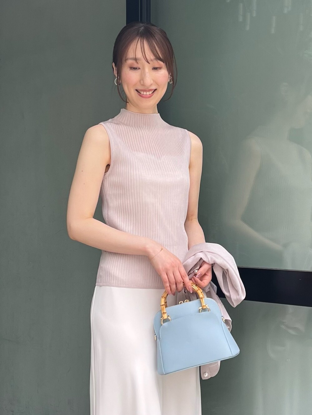 ホワイト系のキャミソール、ベージュ系のニット/セーター、ベージュ系のカーディガン/ボレロを着用したレディースの夏コーディネートの5枚目の写真