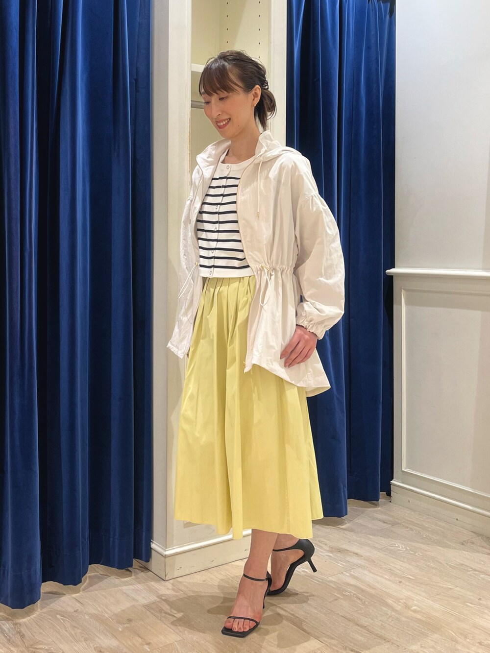 「春コーデ、オトナカジュアル、パステル映える春、イエロー、パステルカラー、マウンテンパーカー、春ニット、フーディー、ブルゾン、ボーダー、マンパ、タフタスカート、リバーシブル、フレアスカート、ノーリーズ」｜「NOLLEY’Sの◇【WEB限定】ボーダーショートカーディガン（カーディガン/ボレロ、ホワイト系）」を使った、nol ikeoさん（レディース・160cm）の春コーディネートの5枚目の写真