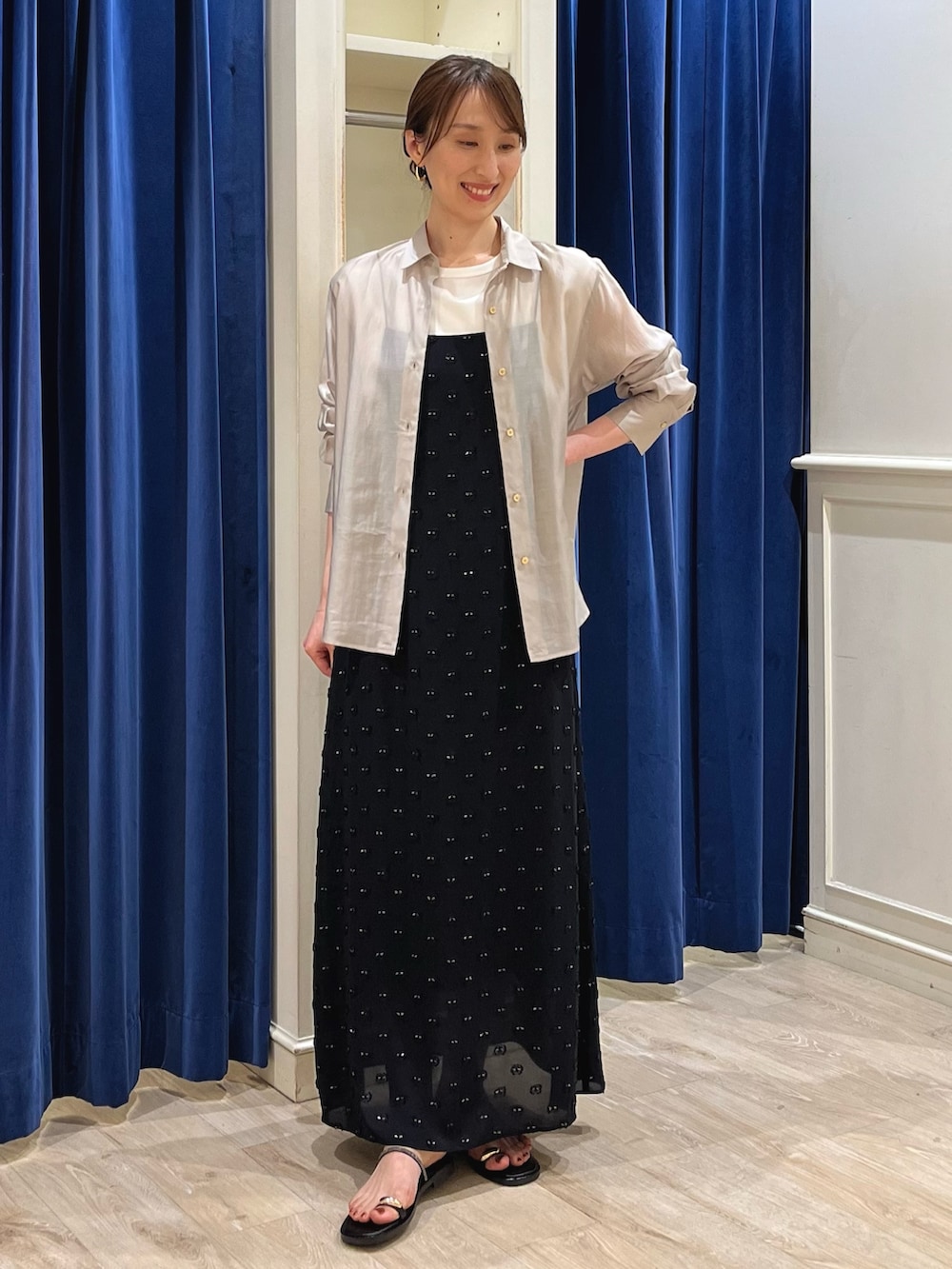 ベージュ系のシャツ/ブラウス、ホワイト系のTシャツ/カットソー、ブラック系のワンピースを着用したレディースの夏コーディネートの2枚目の写真