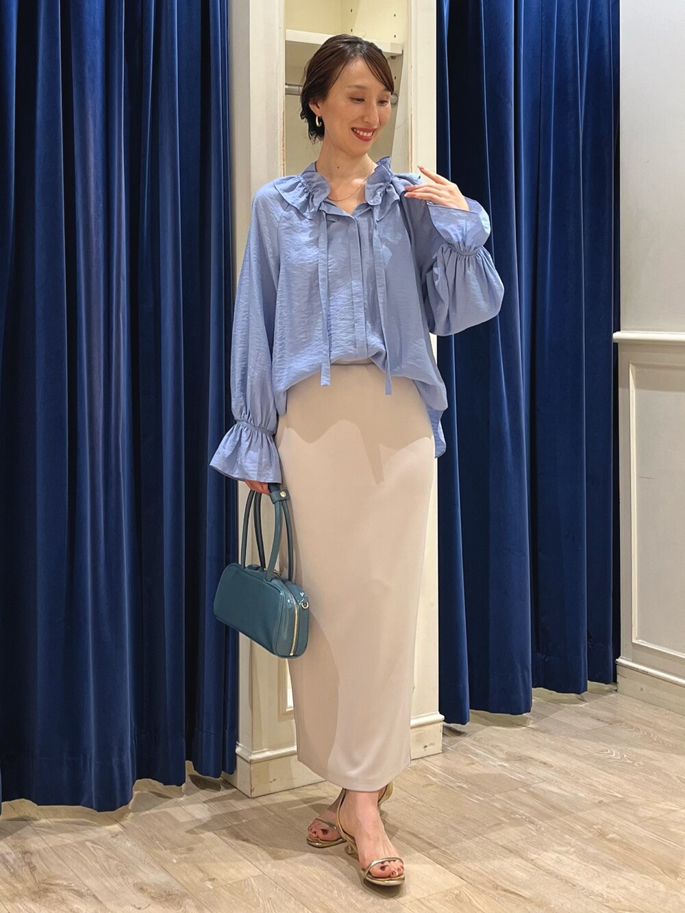 「きれいめカジュアル、フリル、リボン、フリルブラウス、ブラウス、スカート、タイトスカート、大人かわいい、サックスブルー、シルク、ネックレス、バッグ、ノーリーズ、ロングスカート、ブラウスコーデ」｜「NOLLEY’Sの【grace grace/グラスグラス】チェーンネックレス（ネックレス、ゴールド系）」を使った、nol ikeoさん（レディース・160cm）の夏コーディネートの6枚目の写真