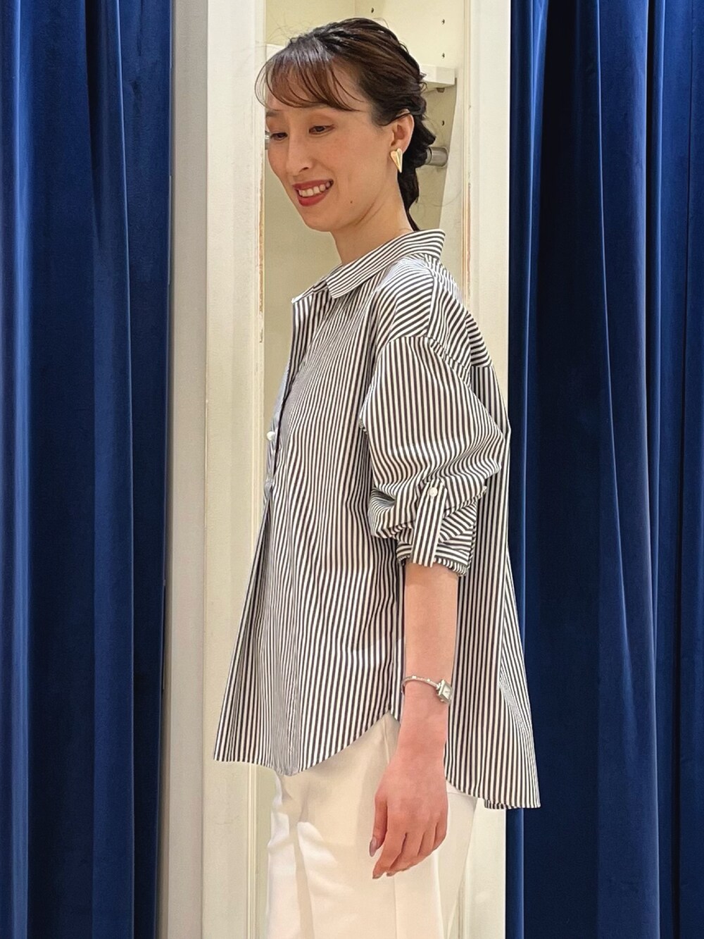 「大人カジュアル、お出かけコーデ、ストライプシャツ、春夏コーデ、シンプルコーデ、きれいめカジュアル、休日スタイル、オトナ女子、大人コーデ、シャツ、デニム、デニムパンツ、スキッパーシャツ、ノーリーズ、ストライプ」|「NOLLEY’Sの【grace grace/グラスグラス】ハートイヤリング(イヤリング、ゴールド系)」を使った、nol ikeoさん(骨格ウェーブ・レディース・160cm)の春コーディネートの4枚目の写真