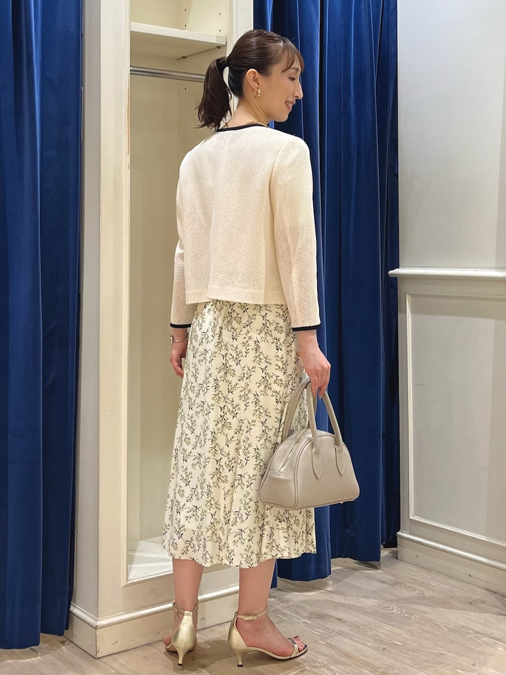 「デートコーデ、夏コーデ、マーメイドスカート、おでかけコーデ、大人かわいい、ジャケット、ノーカラージャケット、メッシュ、花柄、花柄スカート、フラワープリント、スカート、フレアスカート、ノーリーズ、キレイめ」|「grace grace のニュアンスG型イヤリング(イヤリング、ゴールド系)」を使った、nol ikeoさん(骨格ウェーブ・レディース・160cm)の夏コーディネートの9枚目の写真