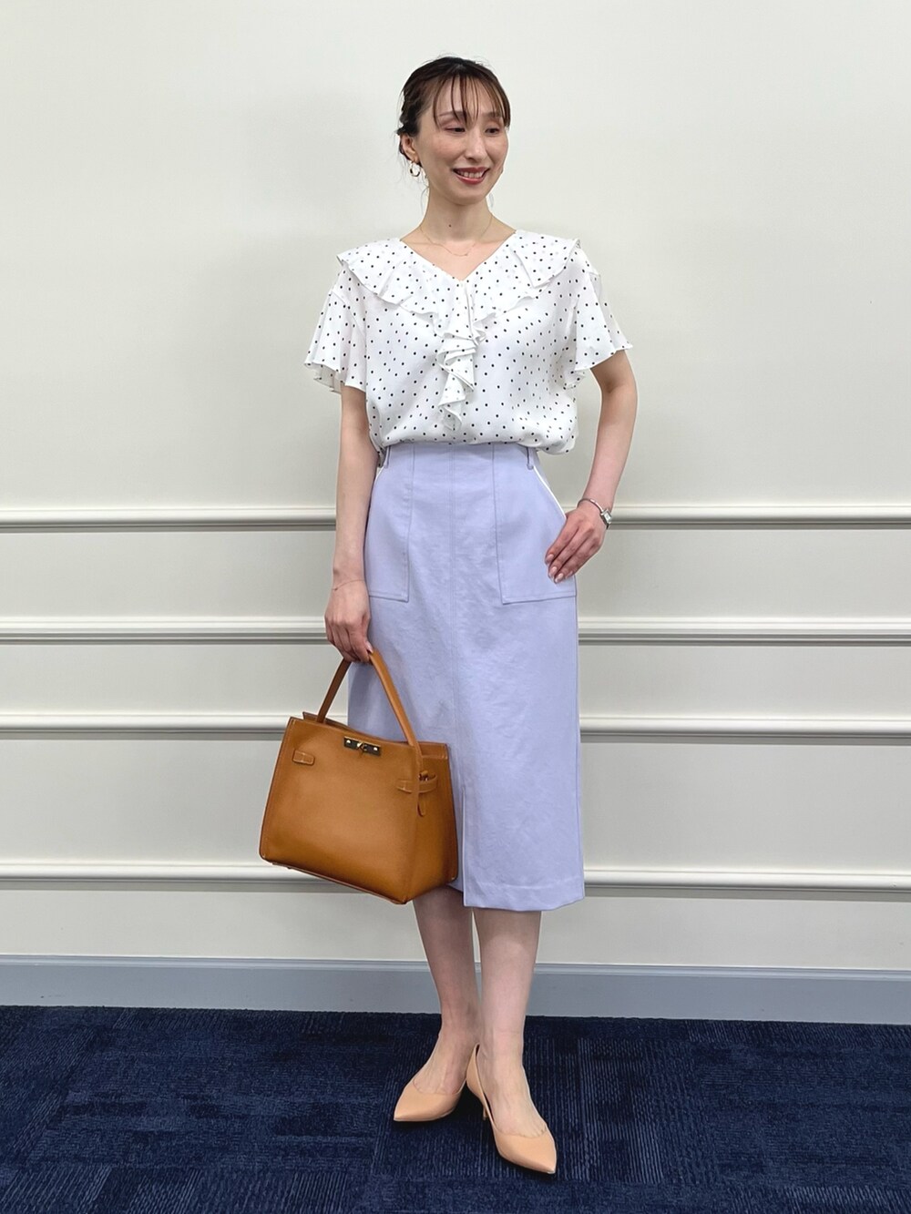 ホワイト系のシャツ/ブラウス、パープル系のスカート、イエロー系のショルダーバッグを着用したレディースの夏コーディネートの6枚目の写真