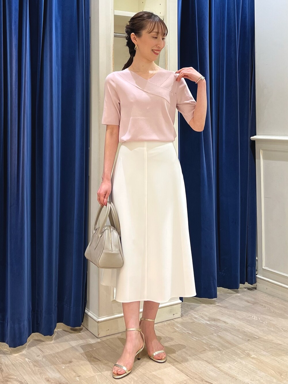 「春色、春めき満開コーデ、春、きれいめコーデ、ニット、カシュクール、ピンク、ピンクコーデ、フレアスカート、スカート、スカートスタイル、大人かわいい、ノーリーズ、春コーデ、オフィスカジュアル」｜「NOLLEY’S Sophiの《手洗い可能》カシュクール風5分袖プルオーバーニット（ニット/セーター、ピンク系）」を使った、nol ikeoさん（骨格ウェーブ・レディース・160cm）の春コーディネートの7枚目の写真