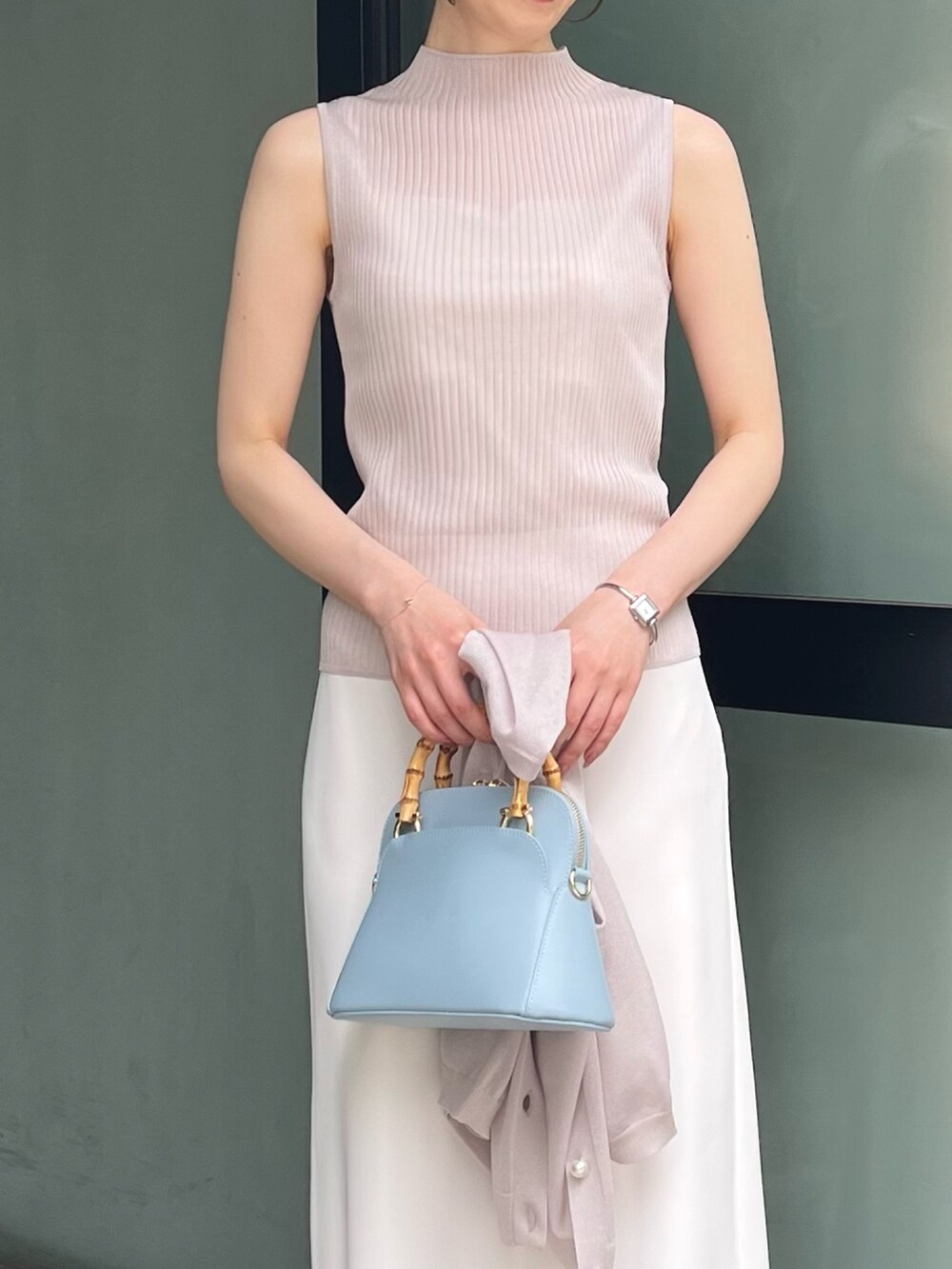 ホワイト系のキャミソール、ベージュ系のニット/セーター、ベージュ系のカーディガン/ボレロを着用したレディースの夏コーディネートの3枚目の写真